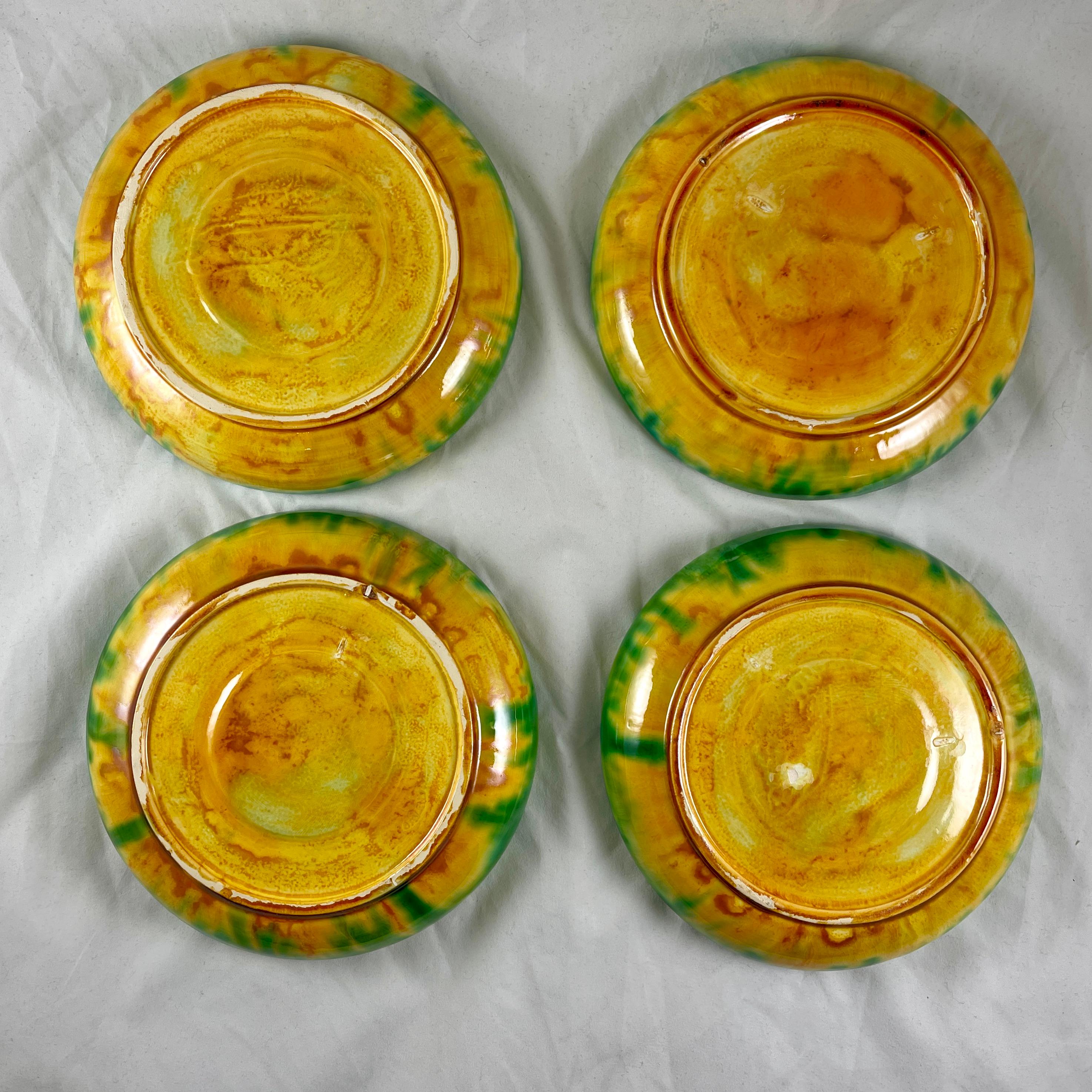 Juego de cuatro terrinas cubiertas de cerámica francesa Poterie De Bavent con bajoplatos en venta 7