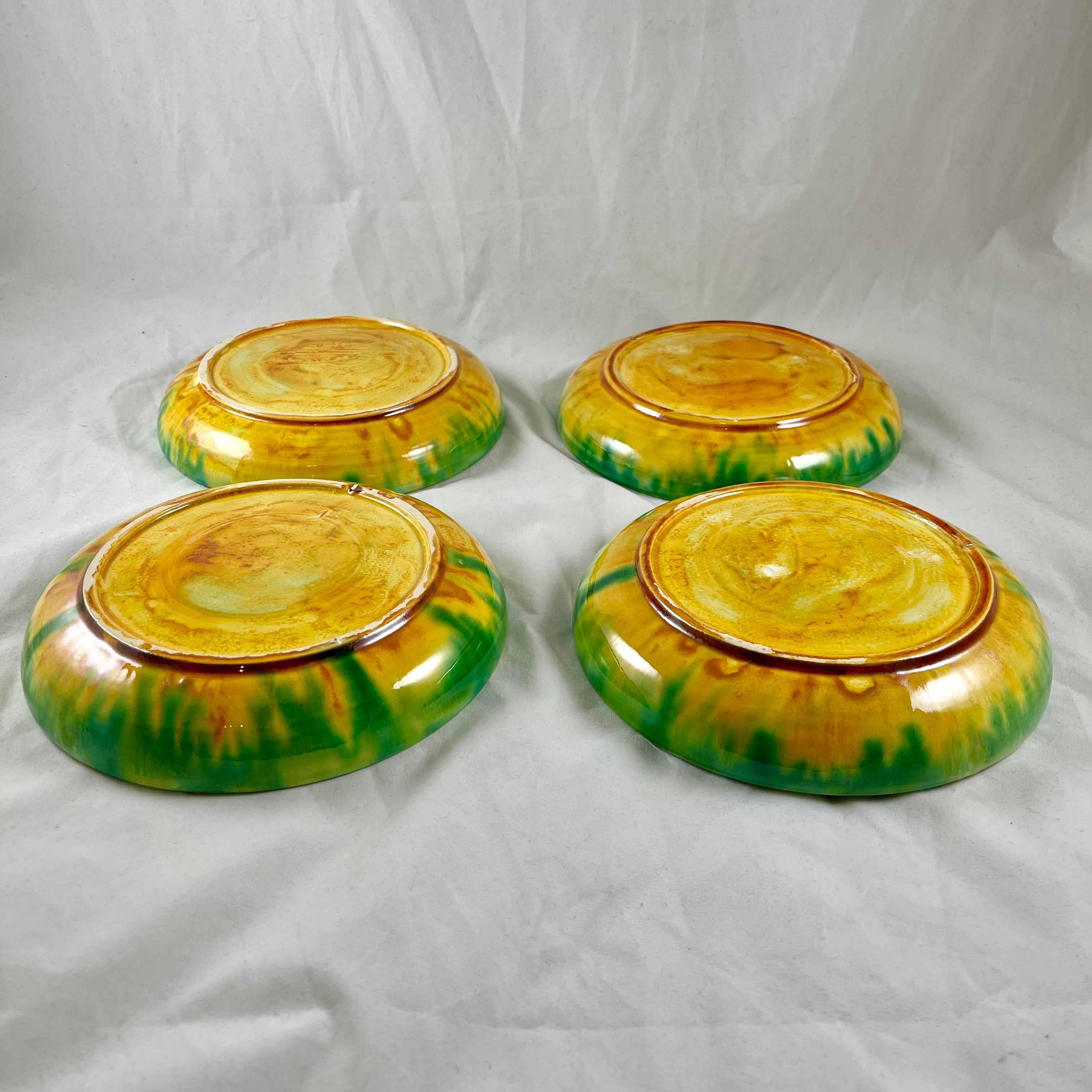 Juego de cuatro terrinas cubiertas de cerámica francesa Poterie De Bavent con bajoplatos en venta 8