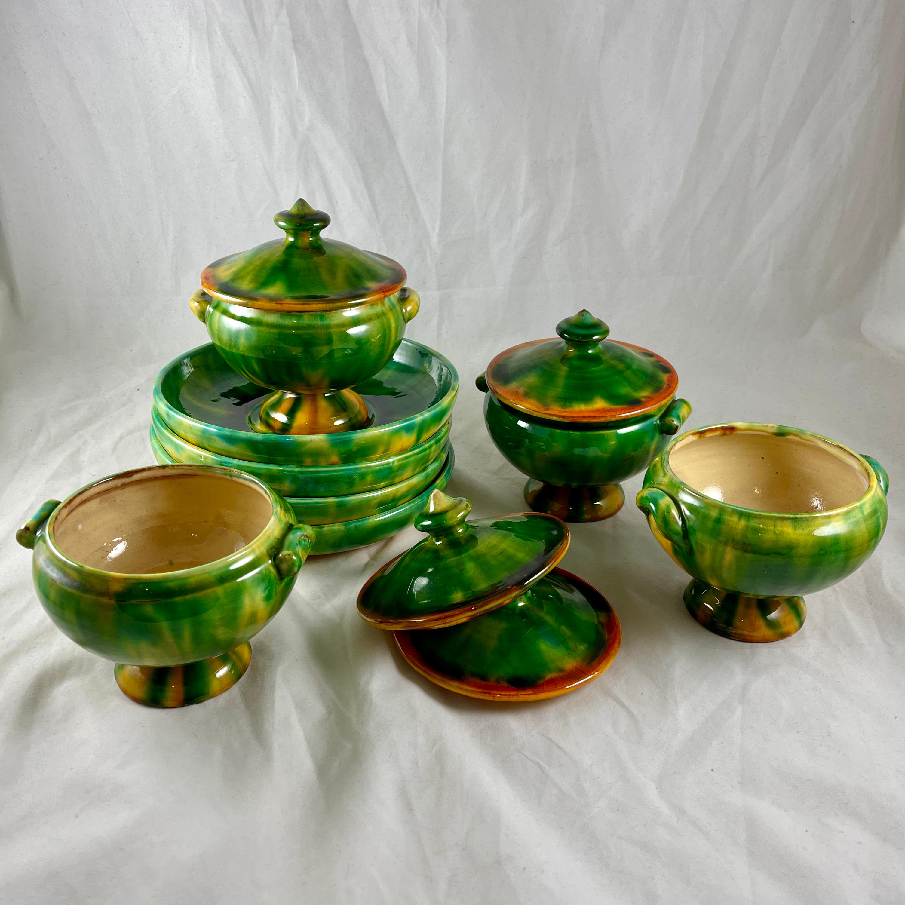 Juego de cuatro terrinas cubiertas de cerámica francesa Poterie De Bavent con bajoplatos en Bueno estado para la venta en Philadelphia, PA