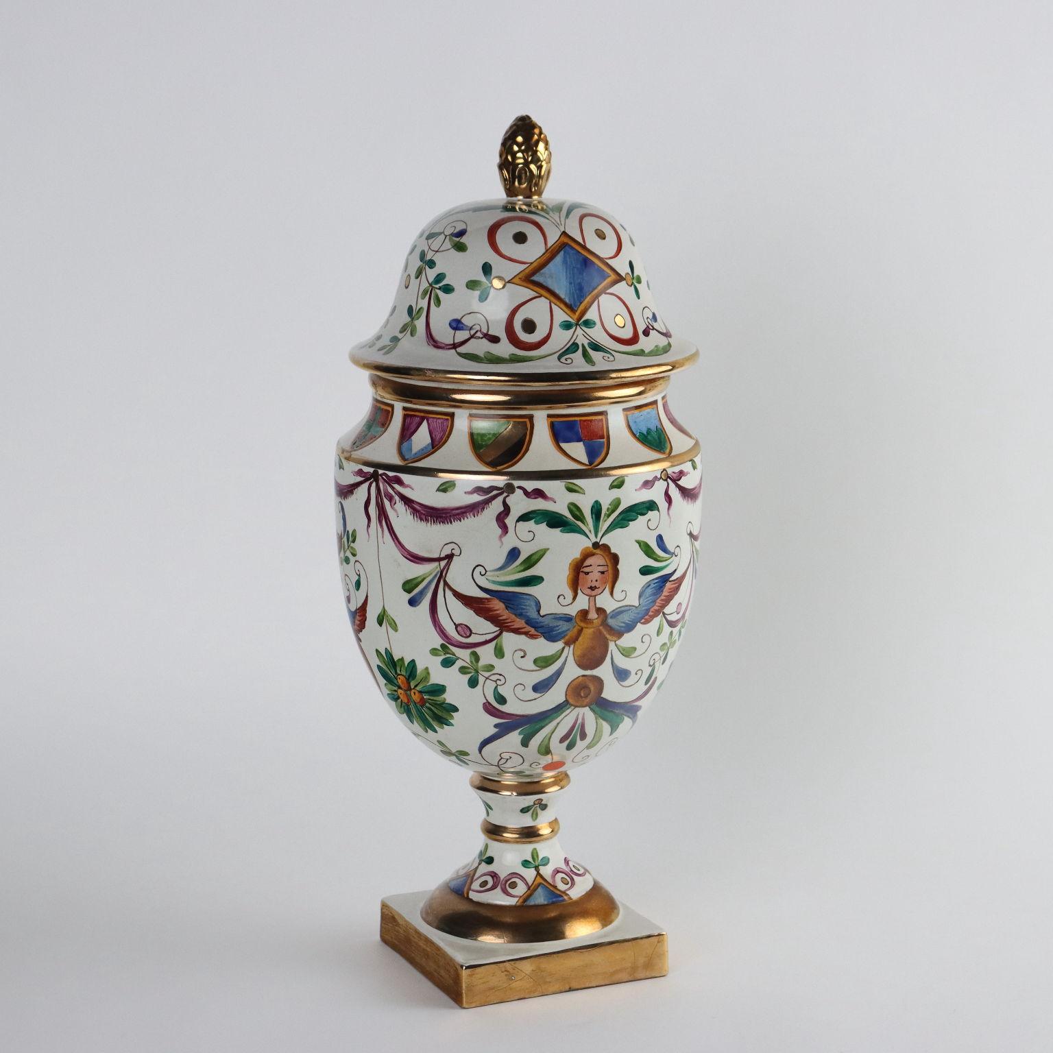 Potiche in ceramica decorata a grottesche e dorature. Presa del coperchio a pigna. Sotto la base marchio della manifattura.