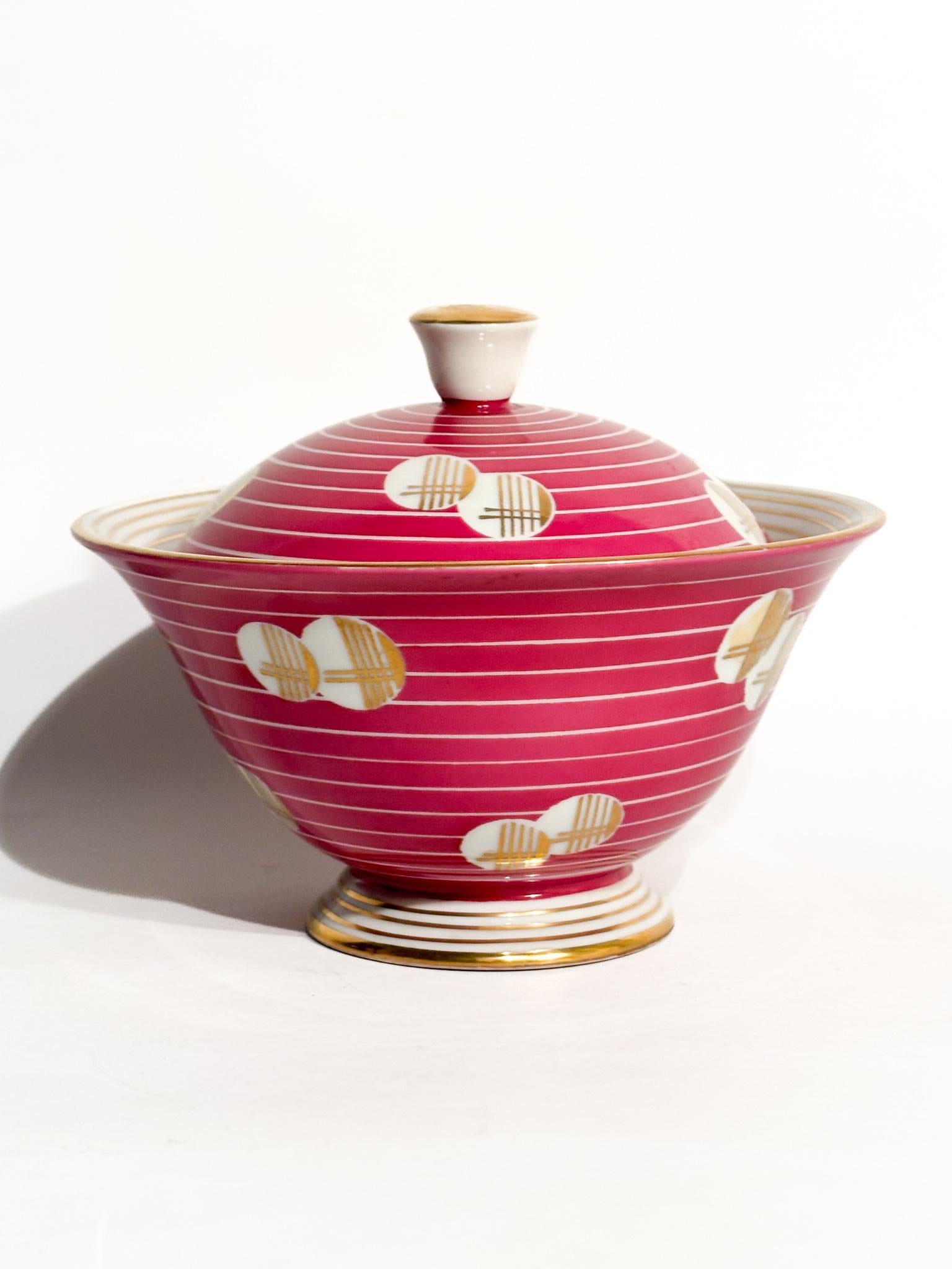 Potiche Art Deco in porcellana Arzberg dipinta a mano, realizzata negli anni '30

Ø cm 15,5 H cm 12

La Porcellana Arzberg è un marchio tedesco di porcellane con una storia che affonda le radici nel 1887. È celebre a livello internazionale per il