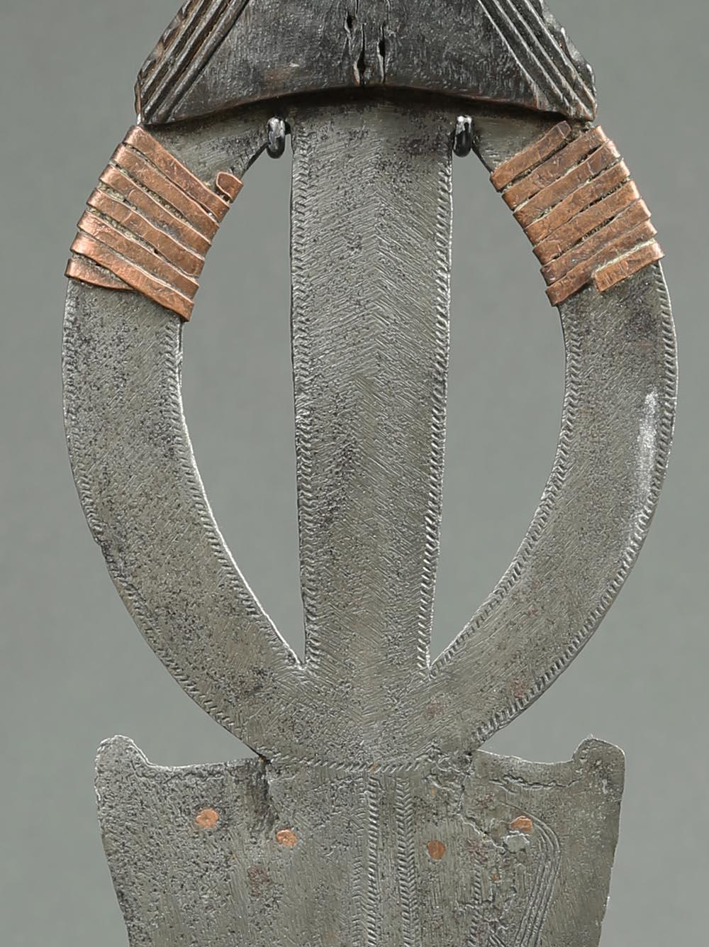 Poto Afrikanisches Eisenschwert, Kongo Afrika auf Stand (Handgefertigt) im Angebot