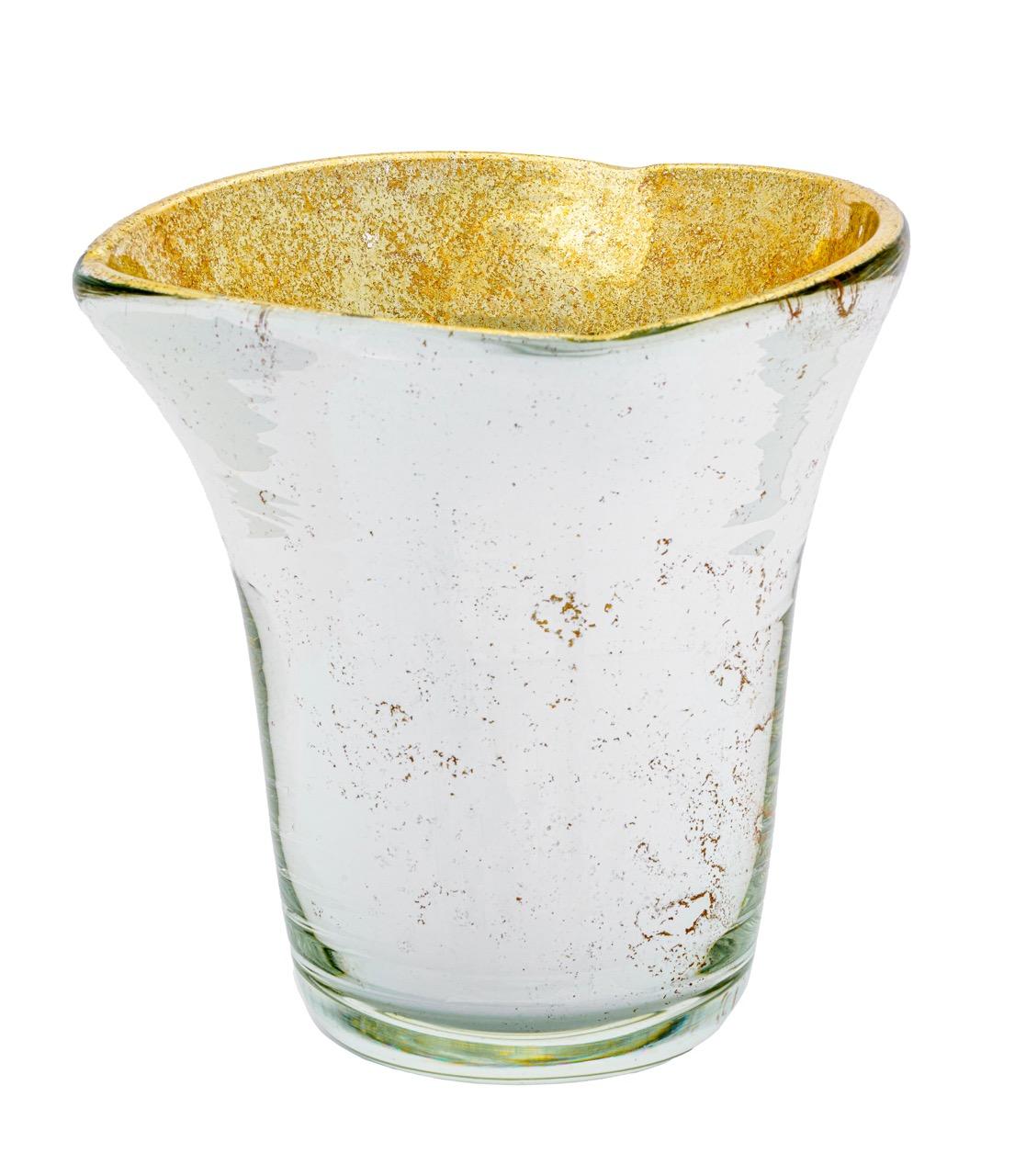 Le vase Potocka est une nouveauté frappante de la collection 2025 de Giberto Venezia. 
Soufflée à la main à Murano, elle est enrichie de feuilles d'argent brûlées à chaud, un procédé délicat qui crée un extraordinaire effet miroir.
effet. Chaque