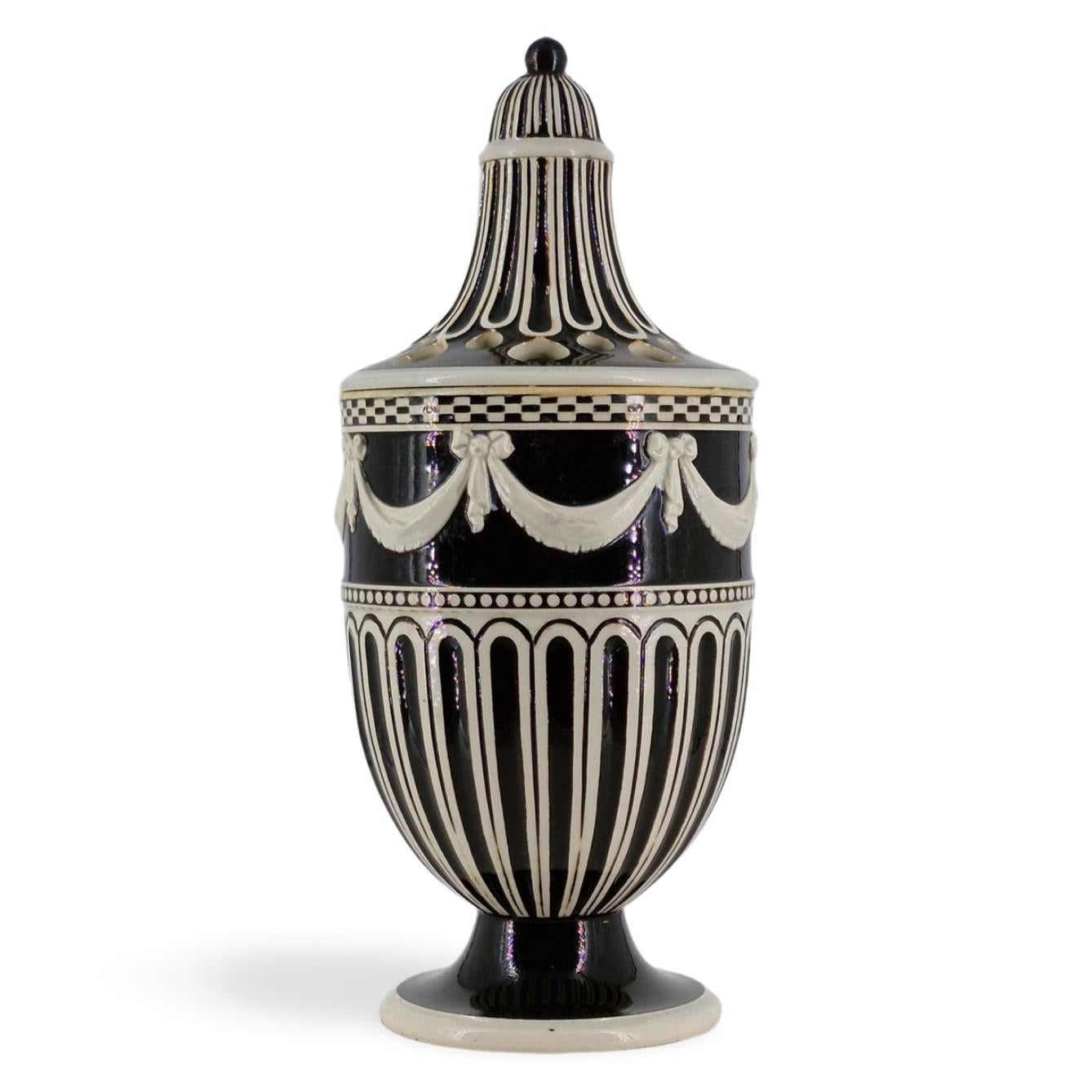 Neoclassico Potpourri in Teracotta Bianca. Wedgwood C1780. in vendita