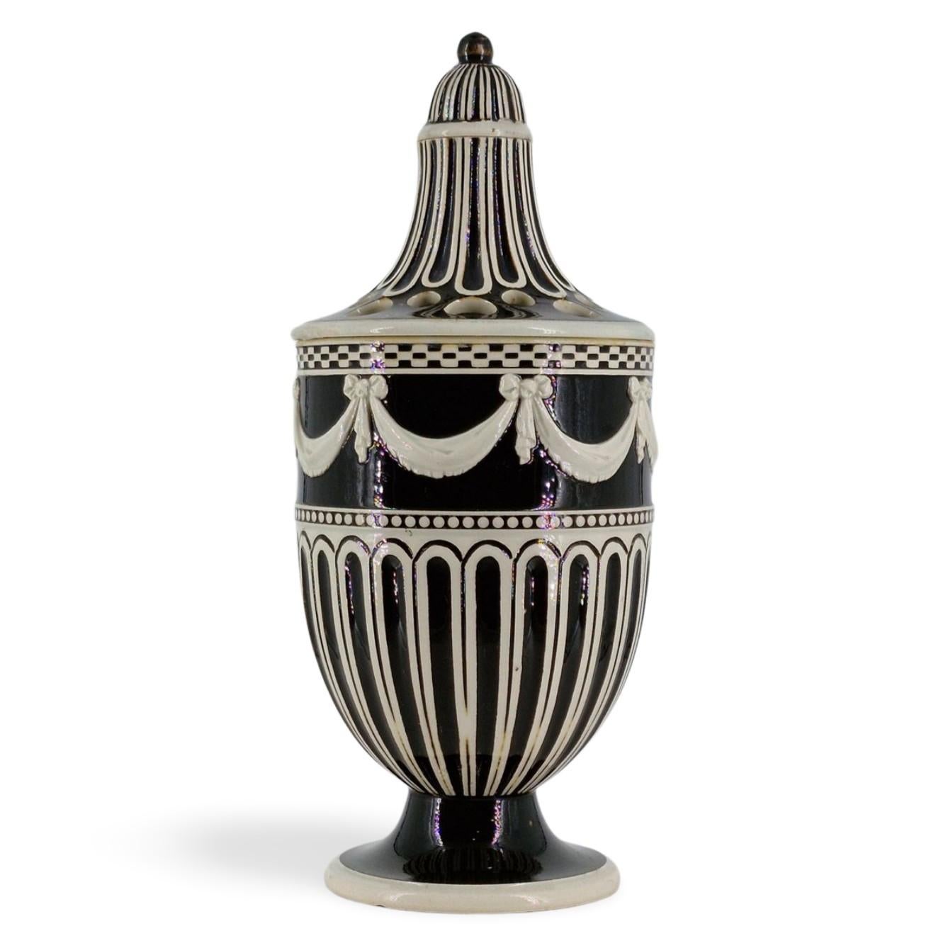 Stampato Potpourri in Teracotta Bianca. Wedgwood C1780. in vendita