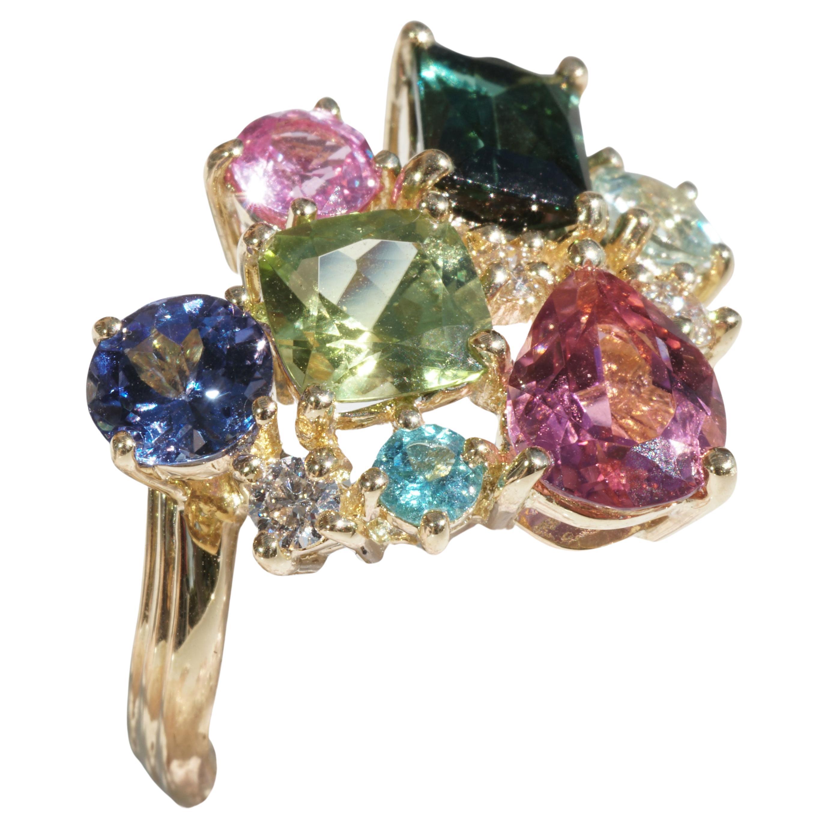 Ring 18 kt Gelbgold
in diesem Ring wurden die besten Edelsteine kombiniert ein Potpourri aus Farben und Edelsteinen rosa Turmalin, grün-gelber Peridot, blau-grüner Indigolith, hellgrüner Turmalin, hellblauer Zirkon, violetter Zoisit, insgesamt 3. 99