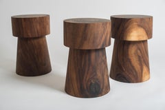 Potro-Hocker – Moderner, gedrechselter Hocker aus massivem Parota-Holz aus Mexiko