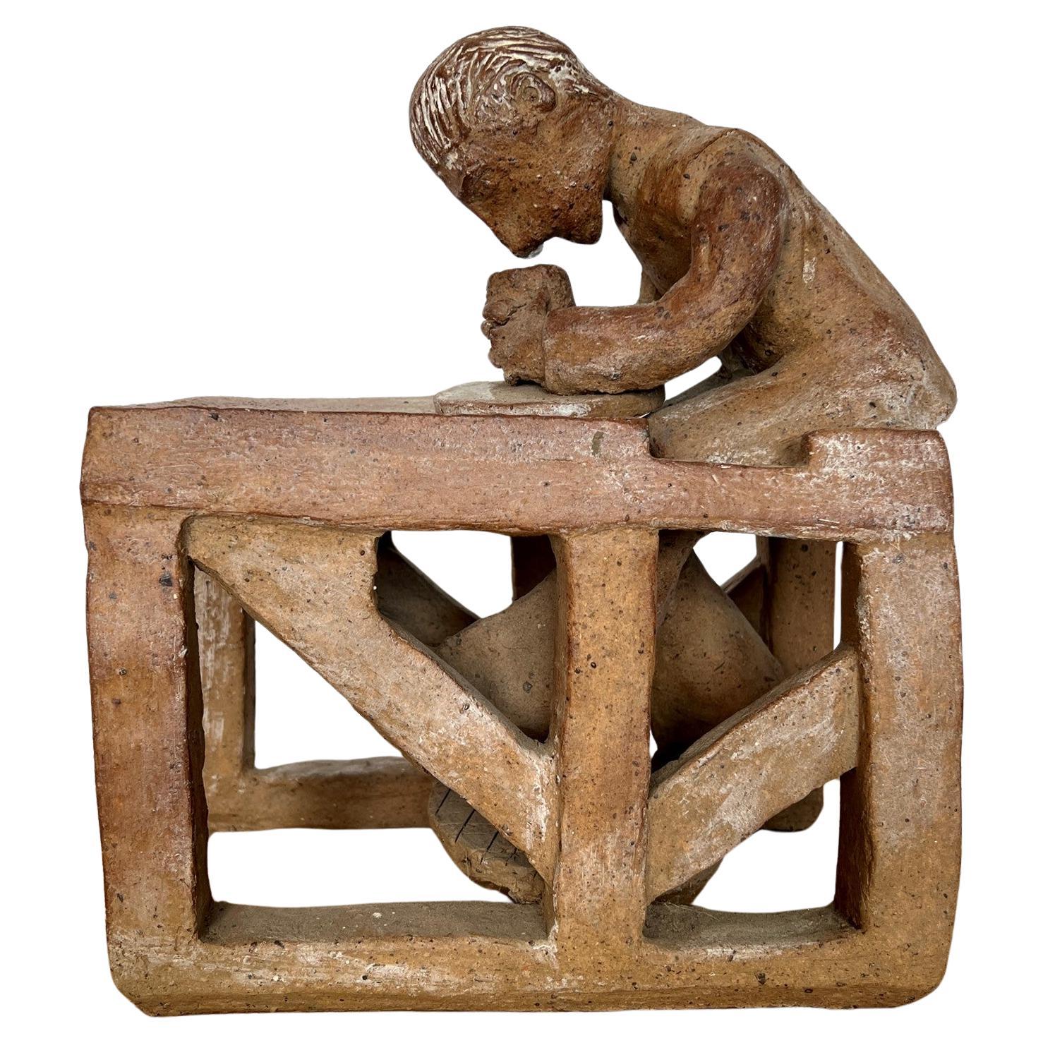 Sculpture en terre cuite au travail en vente
