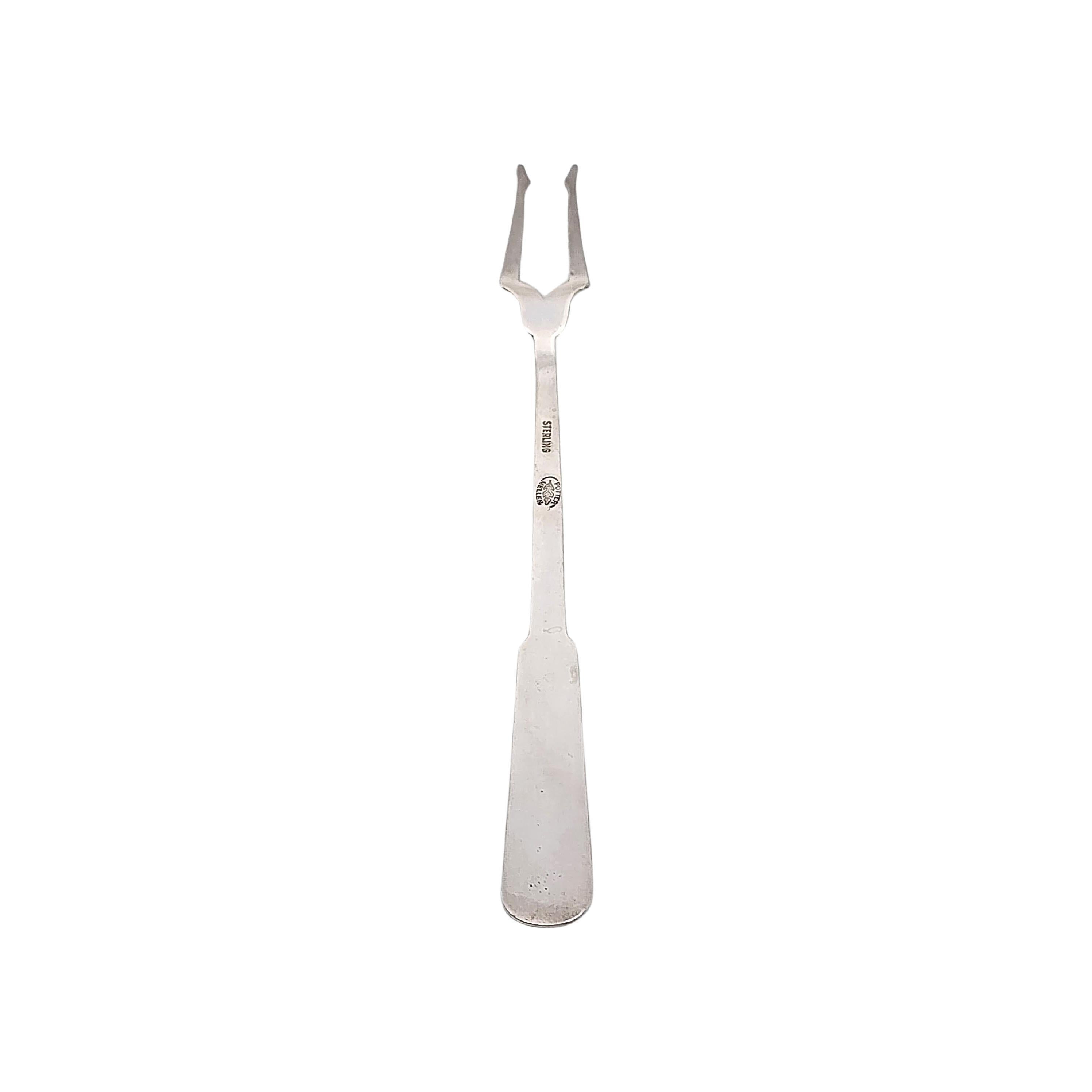 Forchetta da cocktail in argento Sterling Potter & Mellen.

 Nessun monogramma.

Il design di questa forchetta lunga realizzata da Potter & Mellen, azienda di Cleveland, si ispira al modello Continental di Georg Jensen.

Misura circa 5,7/8