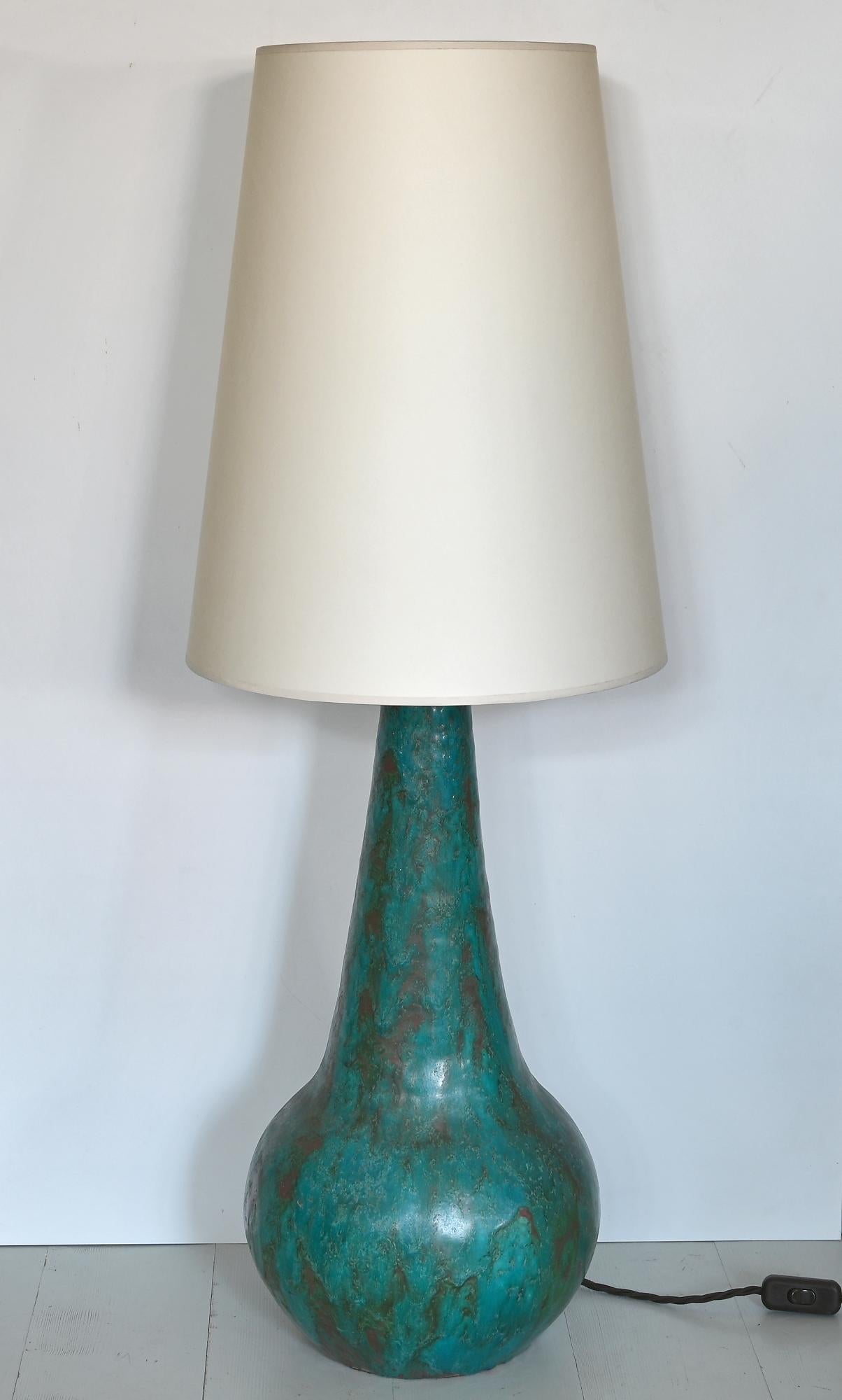 A beautiful handcrafted pottery table lamp with beautiful blue tones and some copper tones which give a special appearance and surface.
The height can be adjusted. The electrics are up to date, the cable is a brown fabric cable.
The screen is