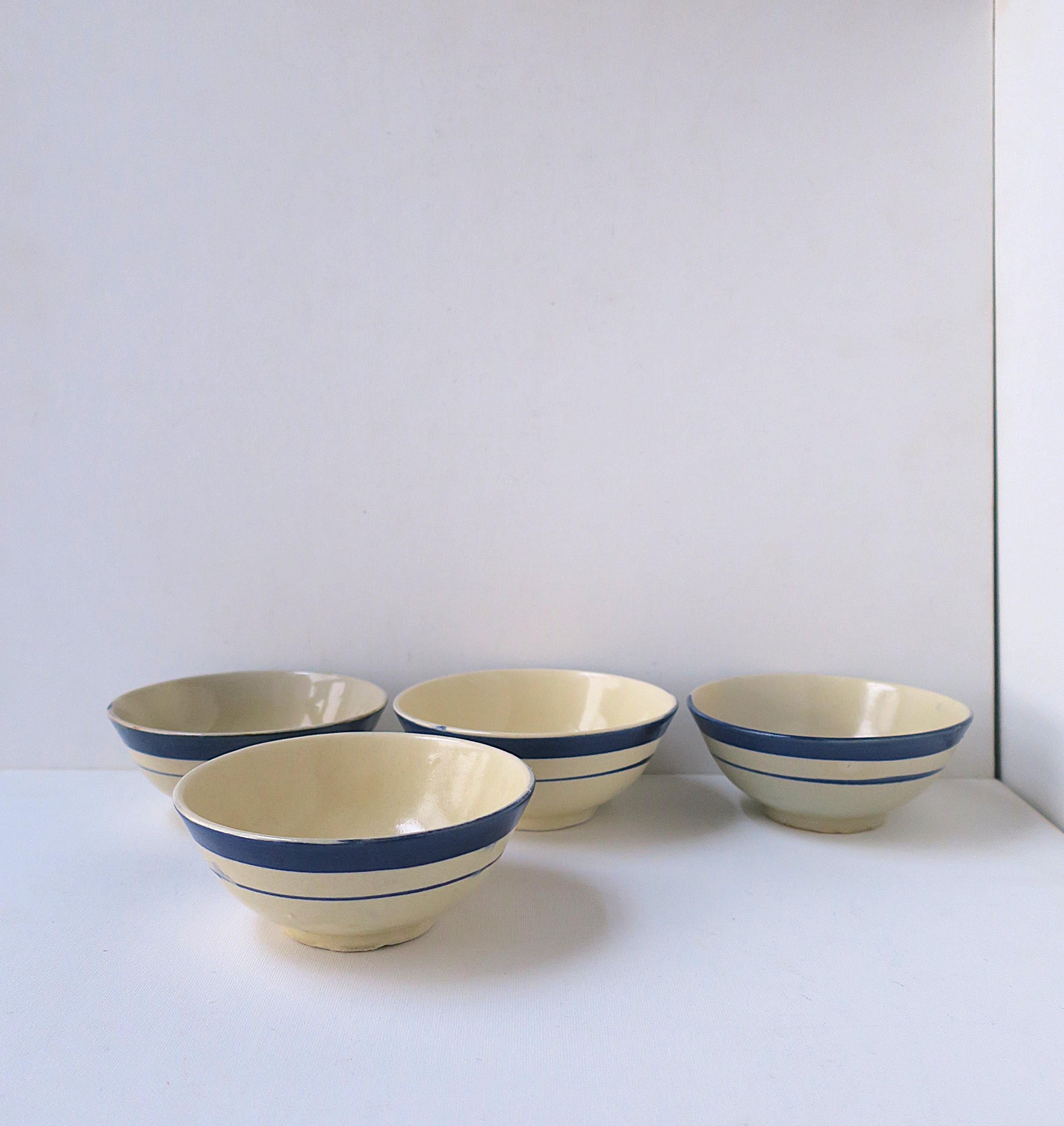 Smaltato Pottery Bowls Blue Off-White, Set of 4 in vendita