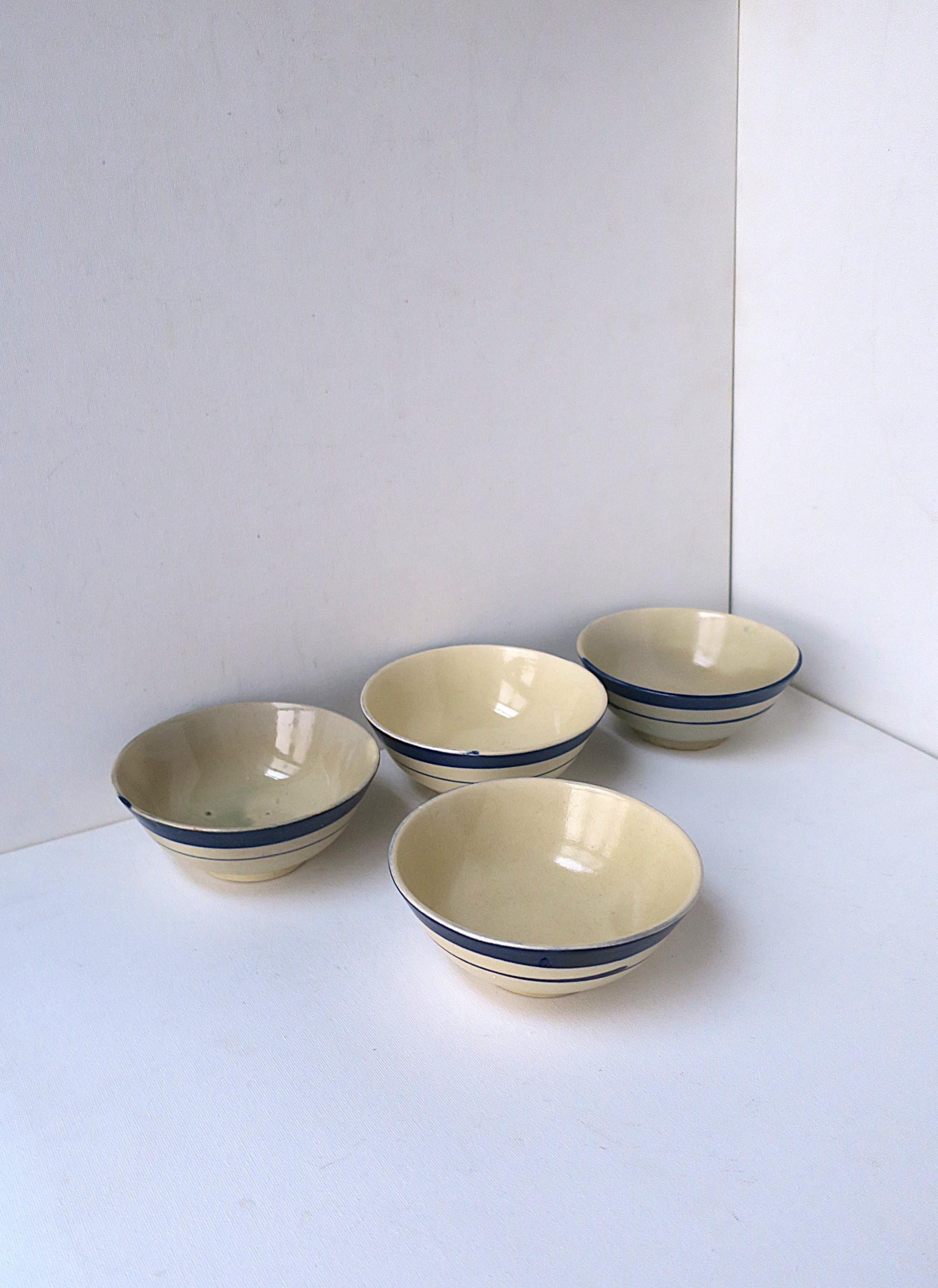 Pottery Bowls Blue Off-White, Set of 4 In condizioni buone in vendita a New York, NY