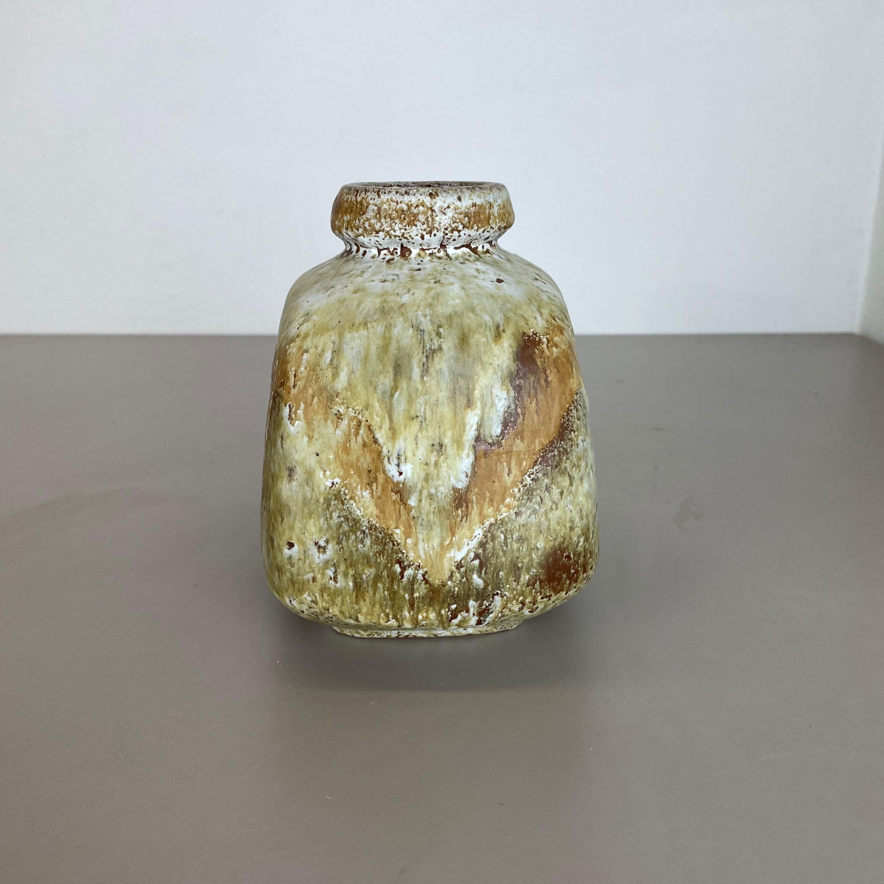 Artikel:

Fette Lava-Kunstvase


Modell: 814


Produzent:

Ruscha, Deutschland



Jahrzehnt:

1970s




Diese originelle Vintage-Vase wurde in den 1970er Jahren in Deutschland hergestellt. Sie ist aus Keramik in fetter