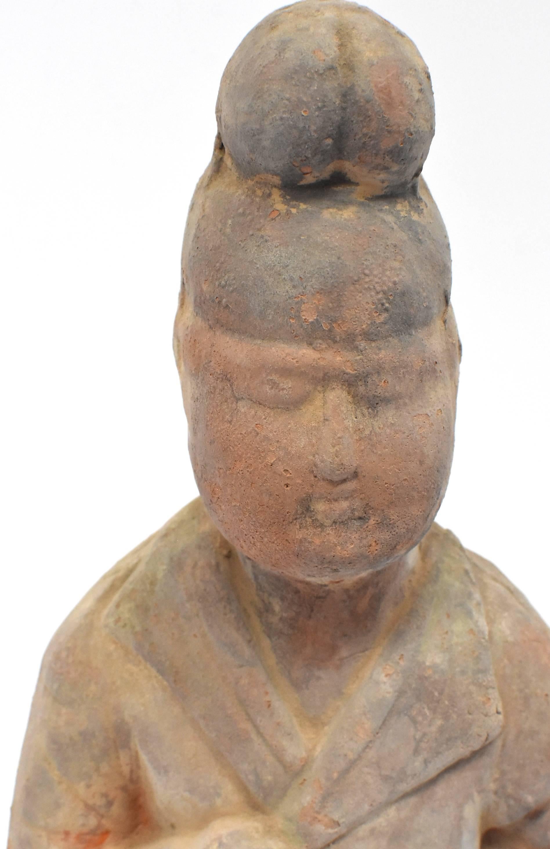 Une fantastique figurine en terre cuite de style Han. Une telle figure est vue dans la dynastie Han datant de 206 av. J.-C. à 220 ap. Cette pièce est l'une des plus anciennes de nos collections. Il semble être un chef ou un commerçant qui distribue