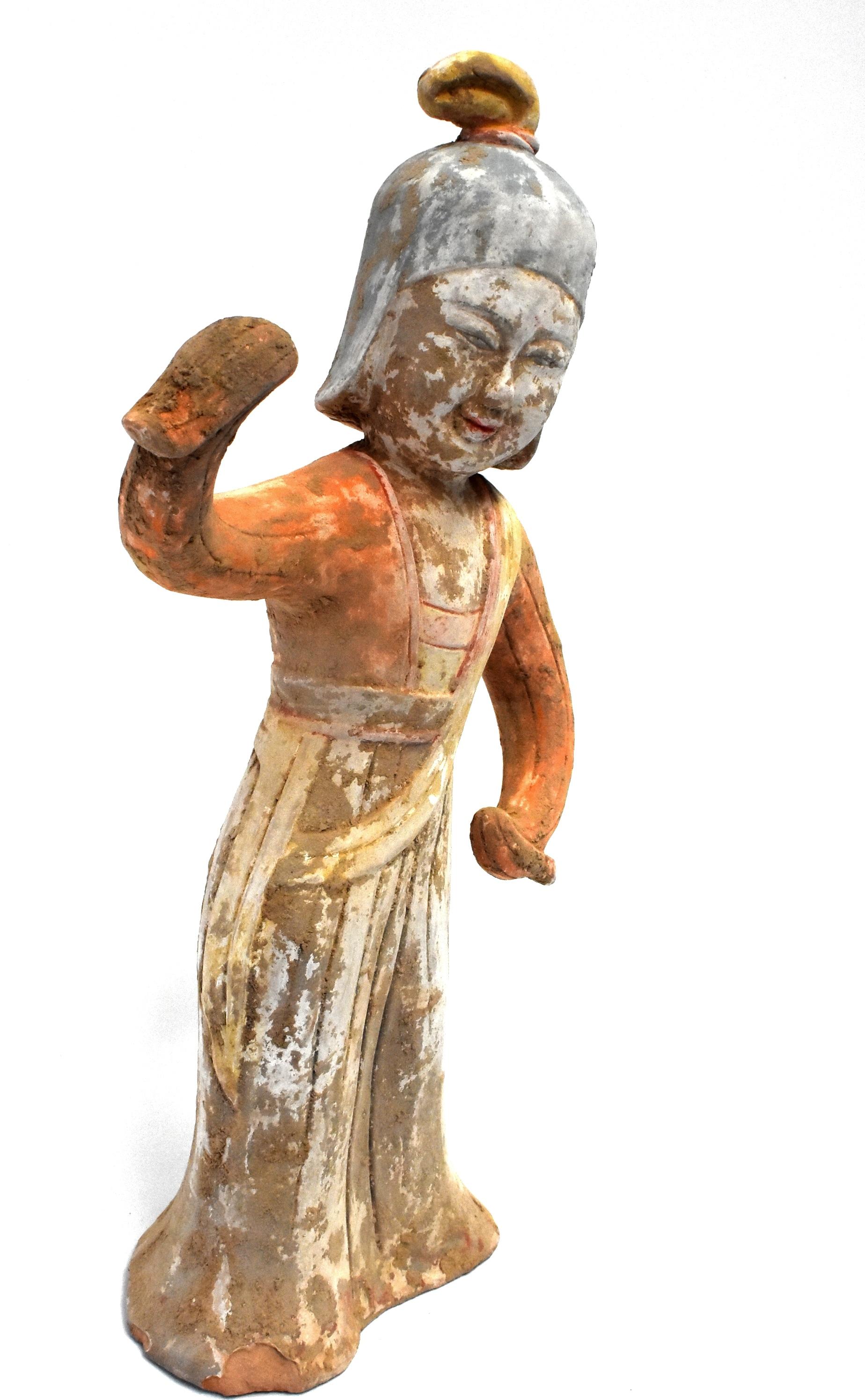 Danseuse en terre cuite portant un casque militaire, style chinois Han Bon état - En vente à Somis, CA