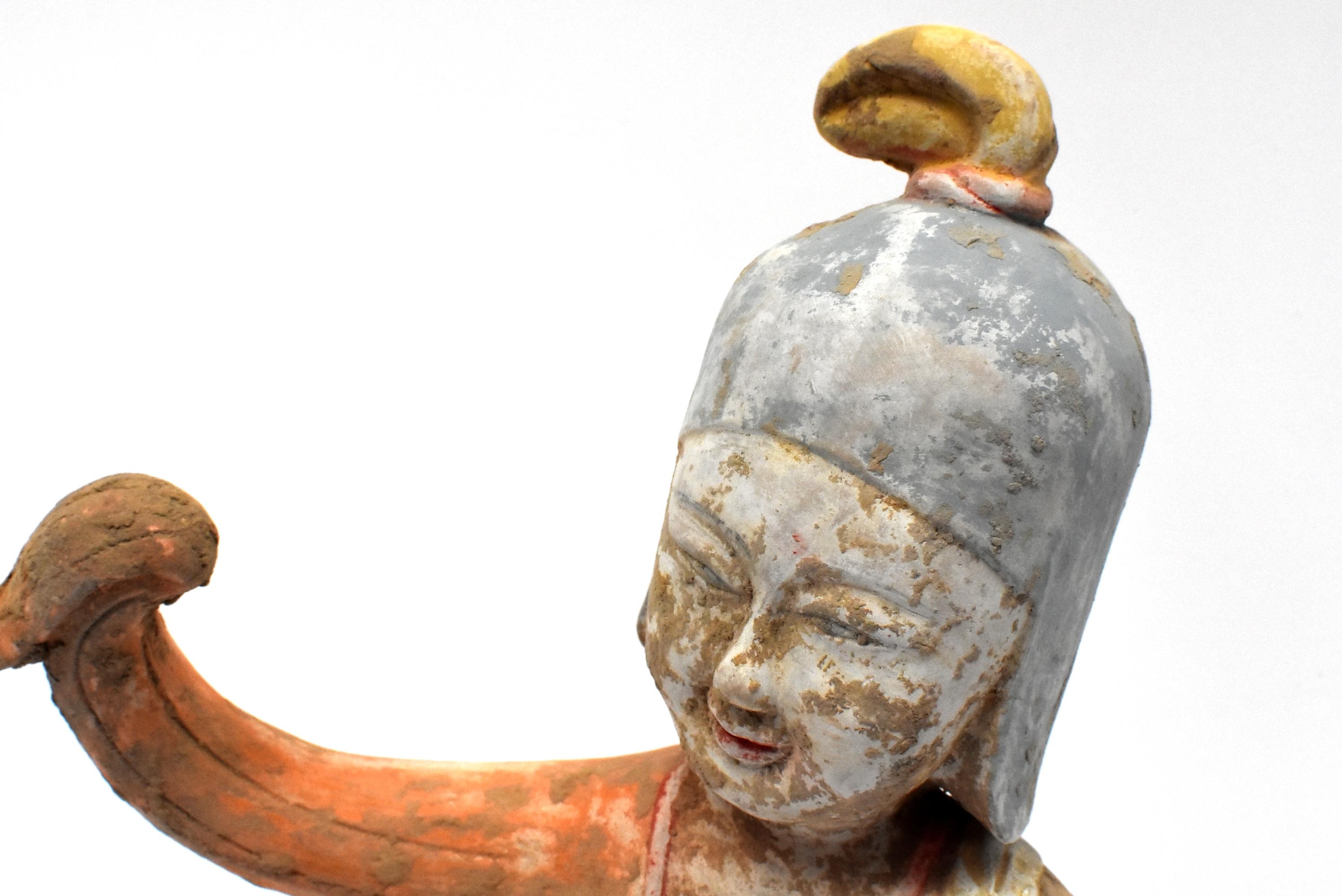 Poteries Danseuse en terre cuite portant un casque militaire, style chinois Han en vente