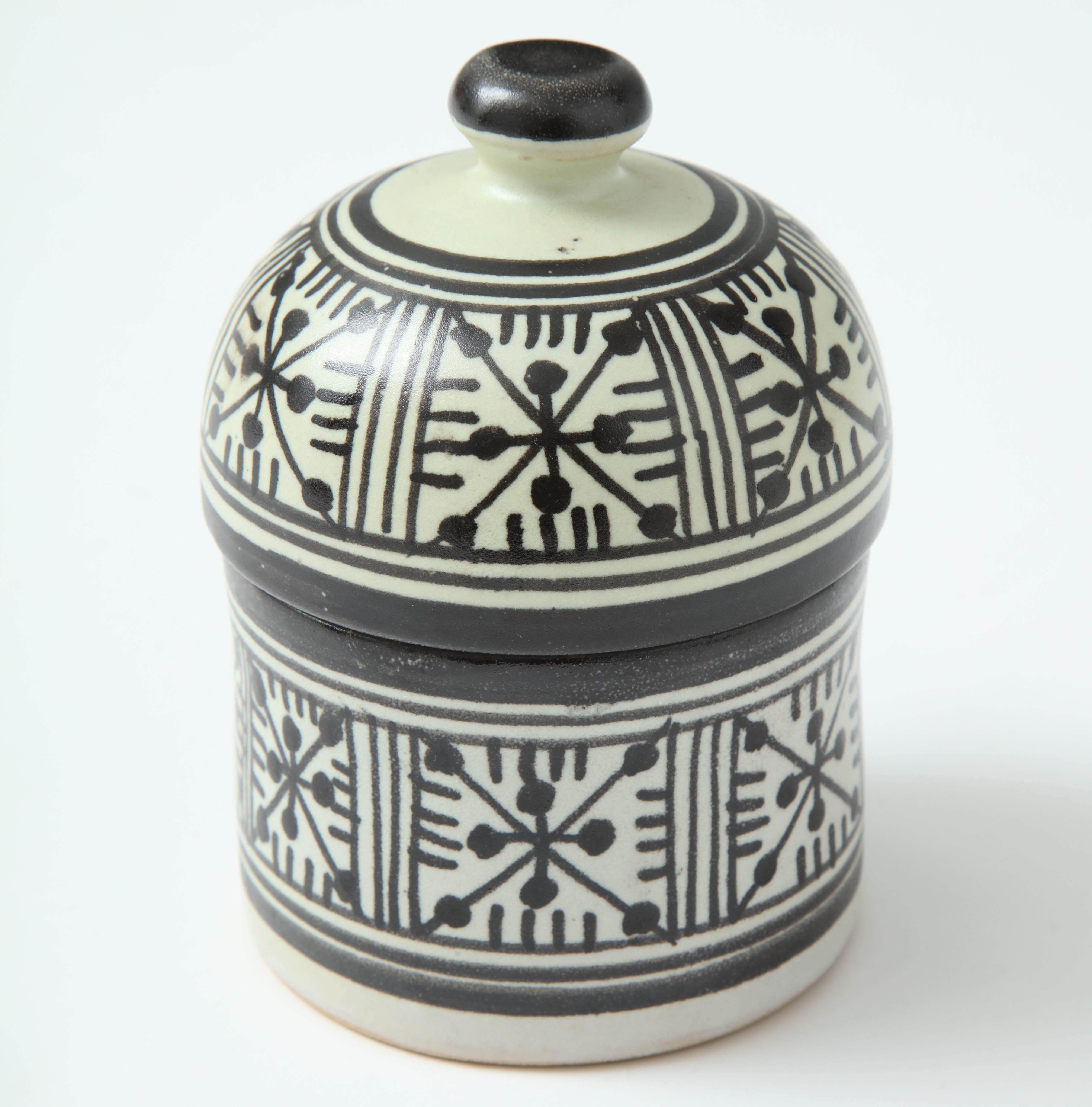 Poterie du Maroc. Inspiré par la poterie suédoise du milieu du siècle, comme celle de Stig Lindberg. Conçu et réalisé par un artiste local à Rabat.