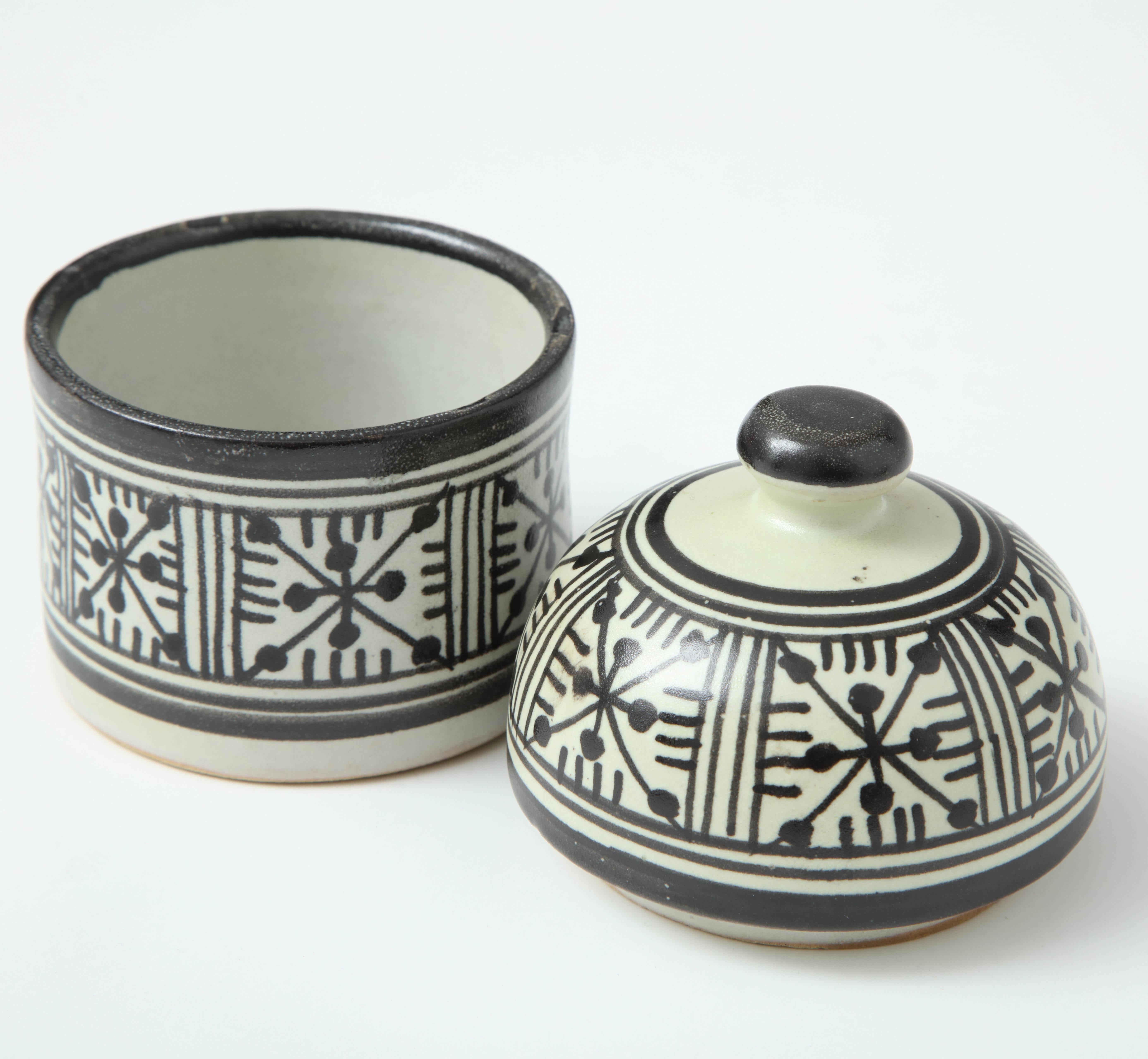 Mid-Century Modern Poterie de Rabat, Maroc, jarre contemporaine en céramique, couleurs crème et noir en vente