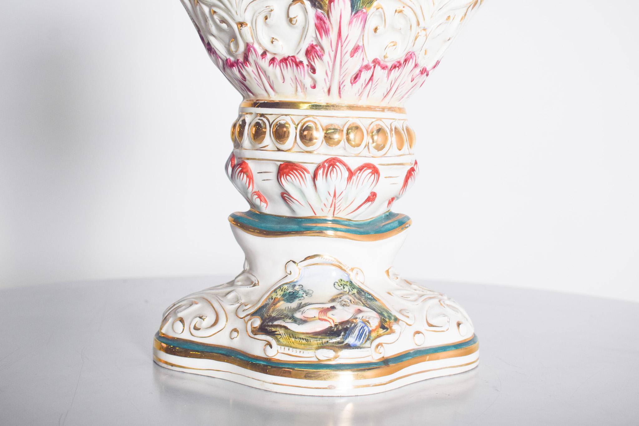 Vaso di ceramica a forma di Amphora, policromo in vendita 4