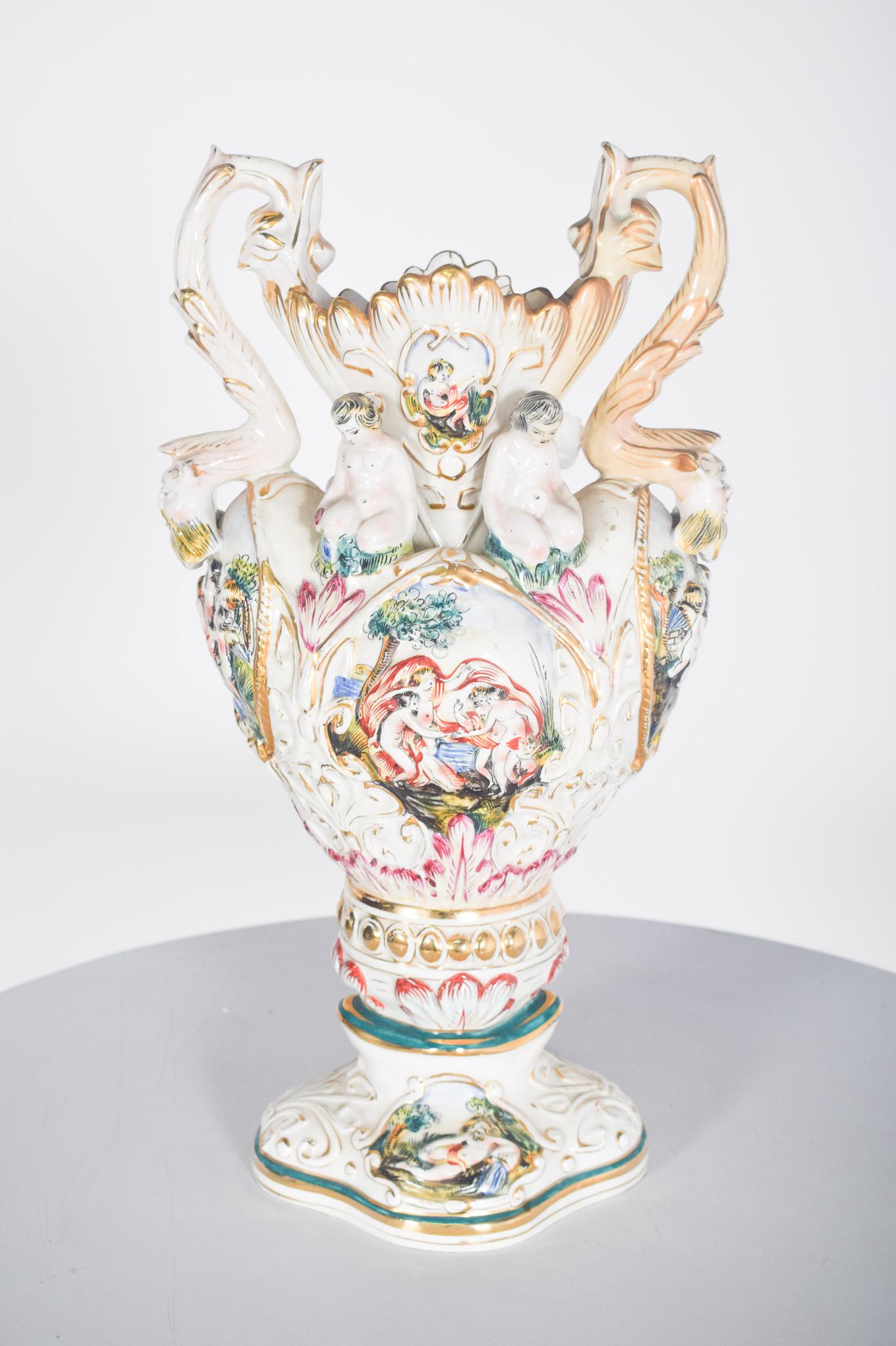 Vaso di ceramica a forma di Amphora, policromo in vendita 5