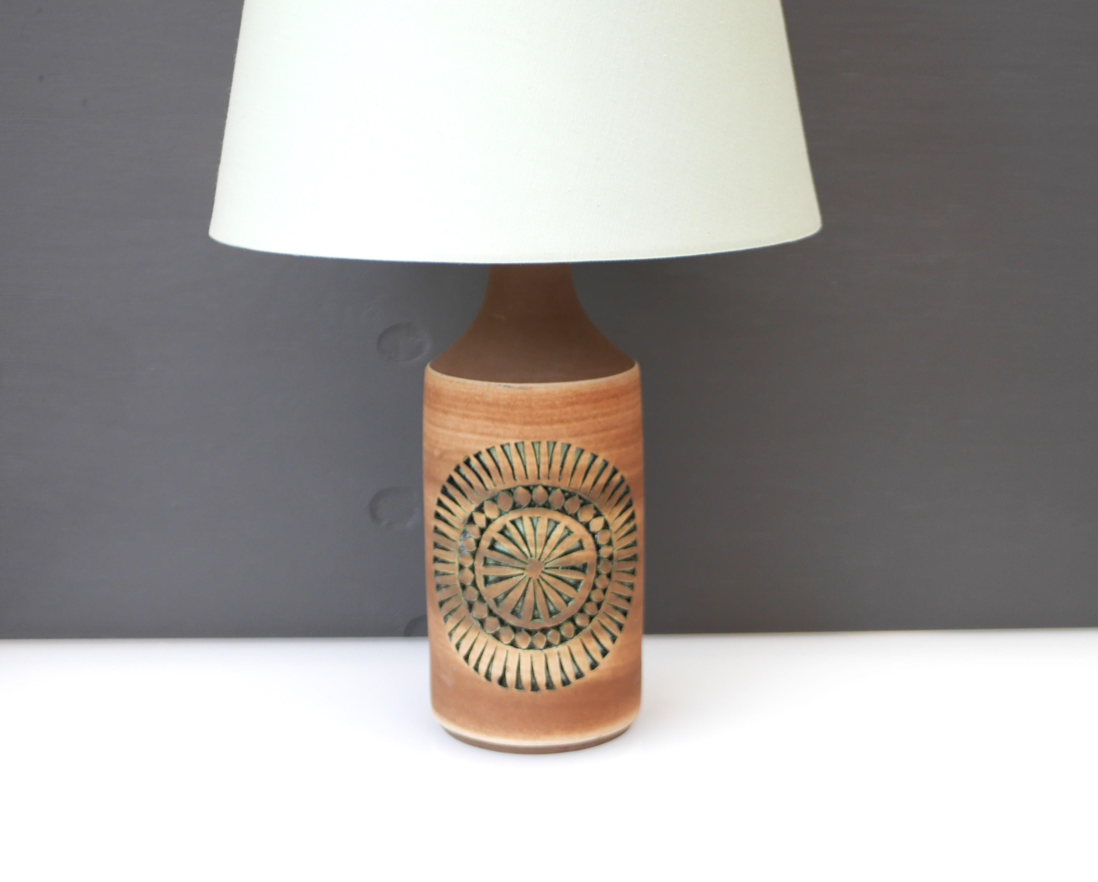 Ein fantastischer, ziemlich großer Vintage-Keramik-Lampensockel, handgefertigt von Thomas Anagrius für Alingsås Keramik, Schweden. Dieser Lampensockel hat ein einfaches Design, in das komplizierte Muster eingebettet sind, und er ist komplett