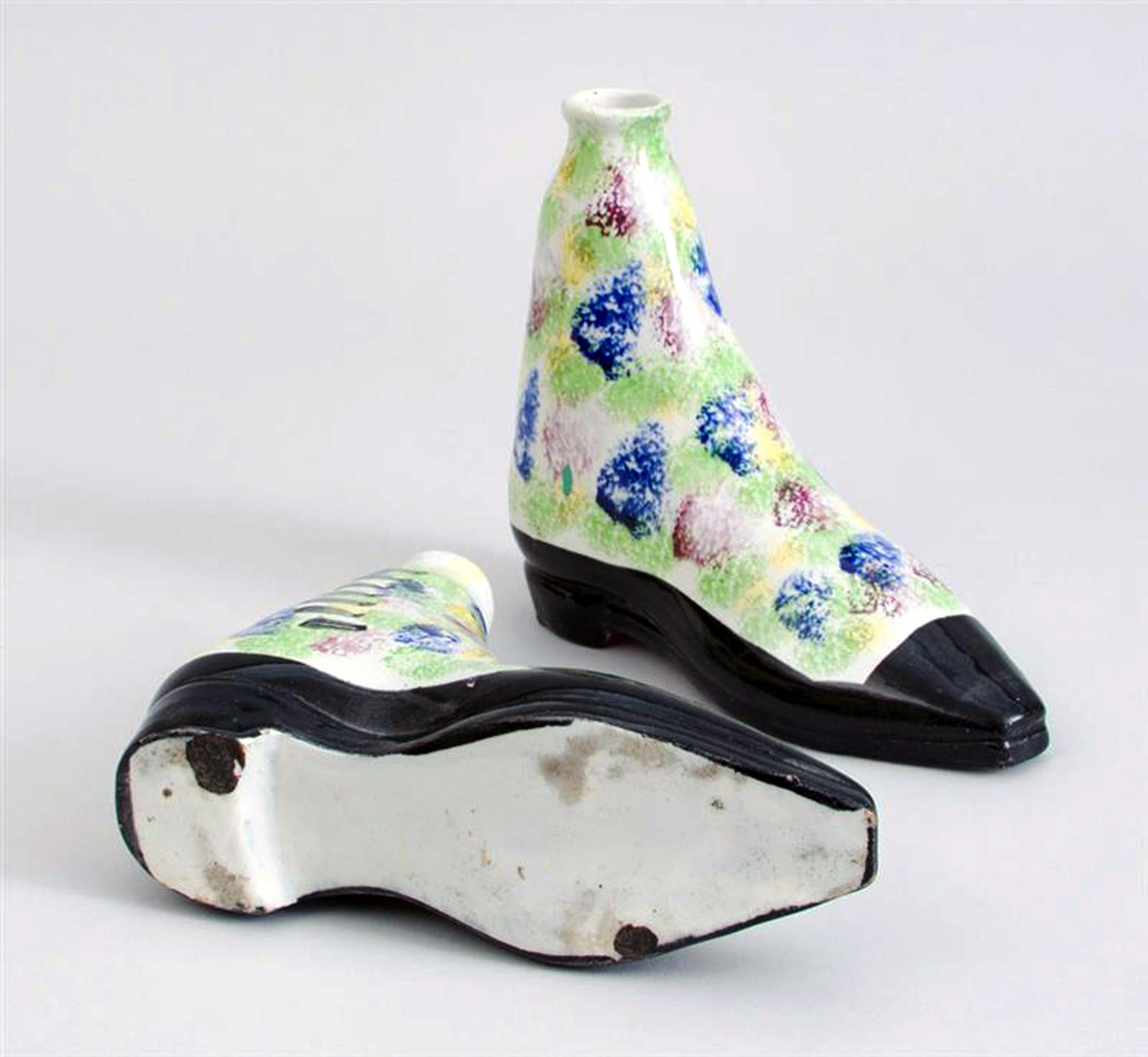 Keramik-Perlenware Sponged Spirit Flasks in Form von Stiefeln, schottisch im Zustand „Gut“ im Angebot in Downingtown, PA