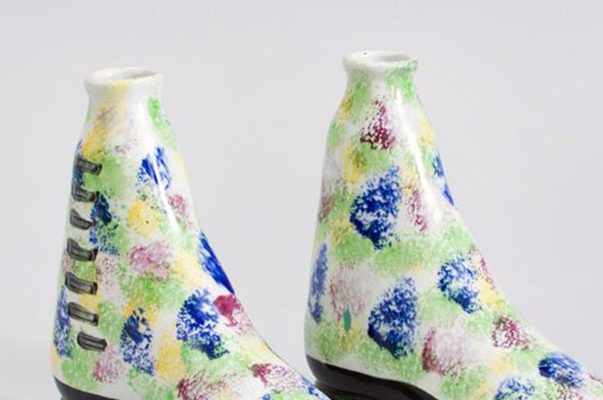 Keramik Perlengeschirr Sponged Spirit Flasks Modelliert in Form von Stiefeln, schottisch (19. Jahrhundert) im Angebot