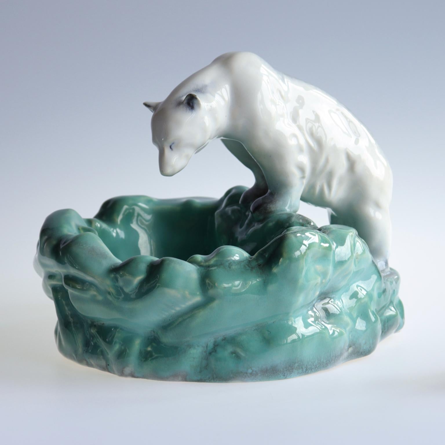 Eisbär im Eis-Pool, eine Keramikschale, die in den 1930er Jahren von Ditmar Urbach in der Tschechoslowakei hergestellt wurde. Die Schale wurde zu Ehren von Nora, der ersten Eisbärin im Prager Zoo, entworfen. Das Stück ist markiert, Ditmar Urbach