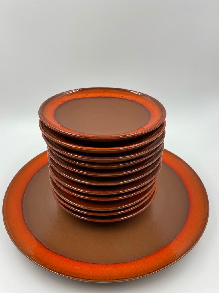 In very good condition, this beautiful cake set was made in the 1960s by manufacturer Pottery 