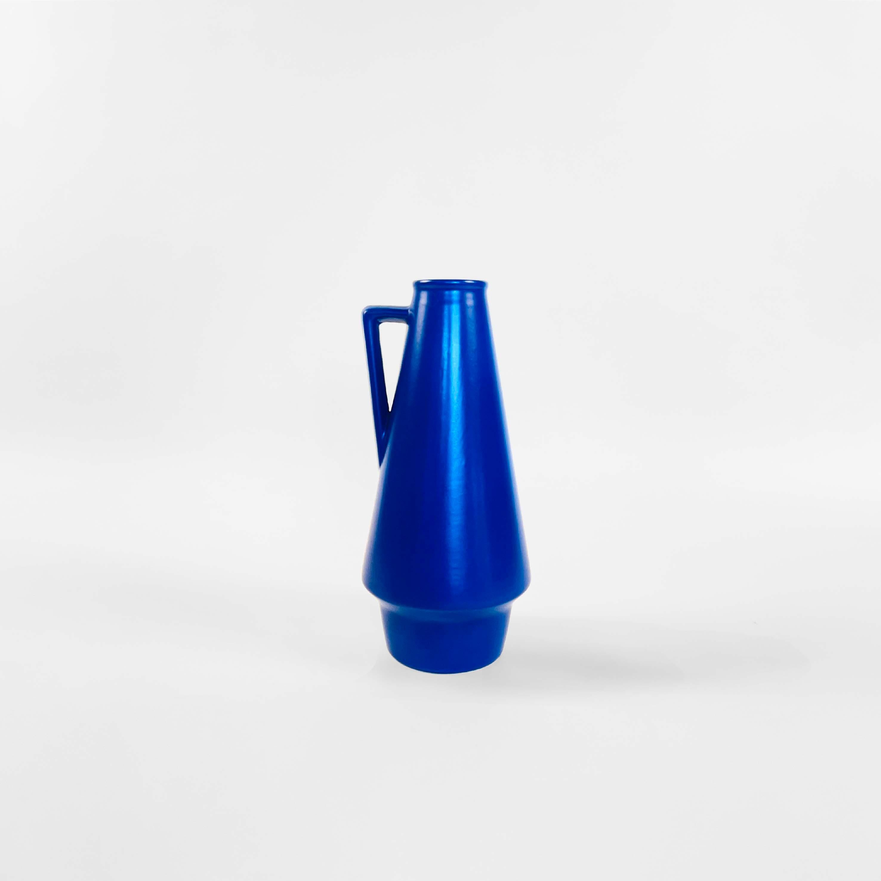 Vase en poterie en bleu Klein. Forme conique avec poignée triangulaire. Allemagne 1960.