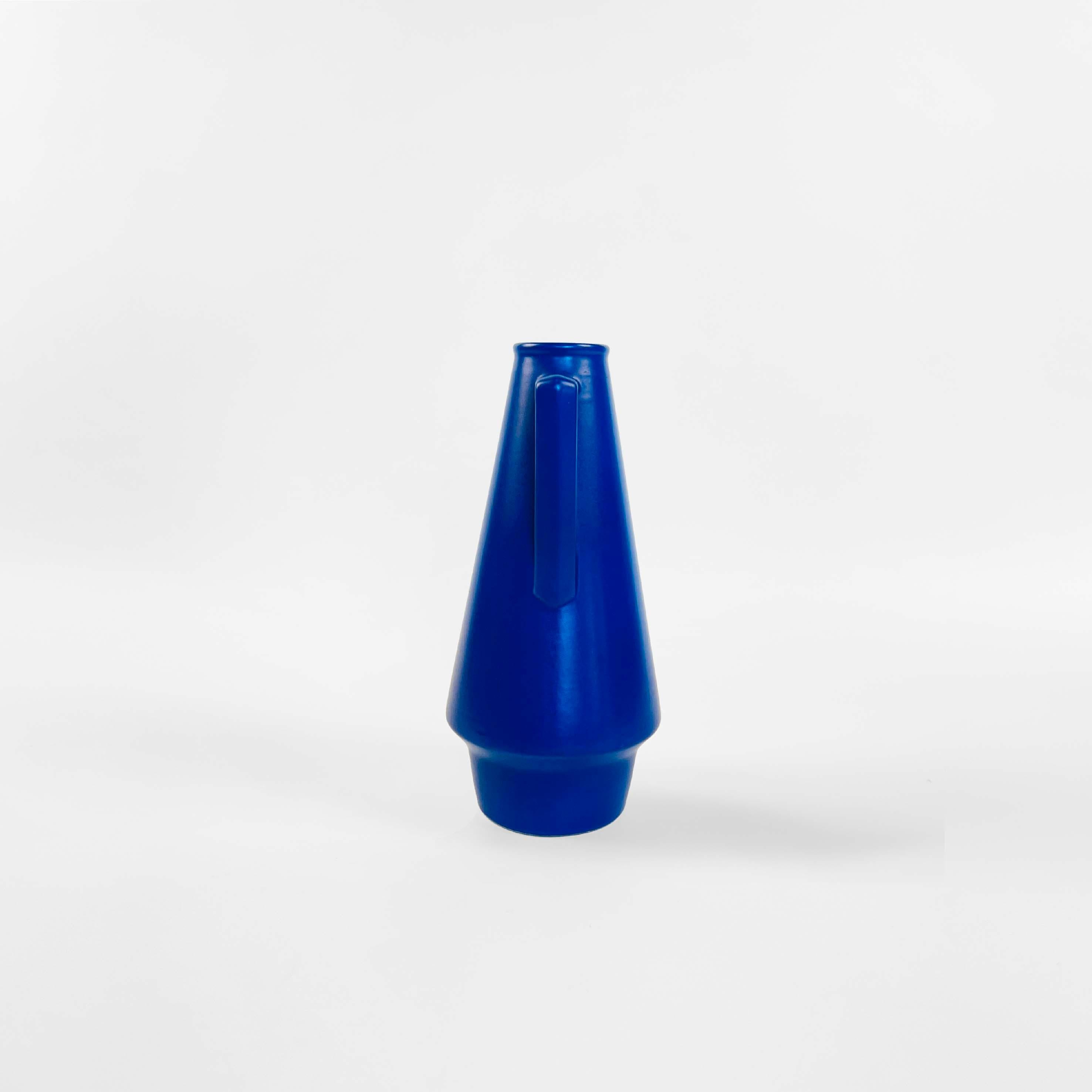 Vase aus Keramik in Klein Blau, Deutschland, 1960er Jahre (Moderne der Mitte des Jahrhunderts) im Angebot