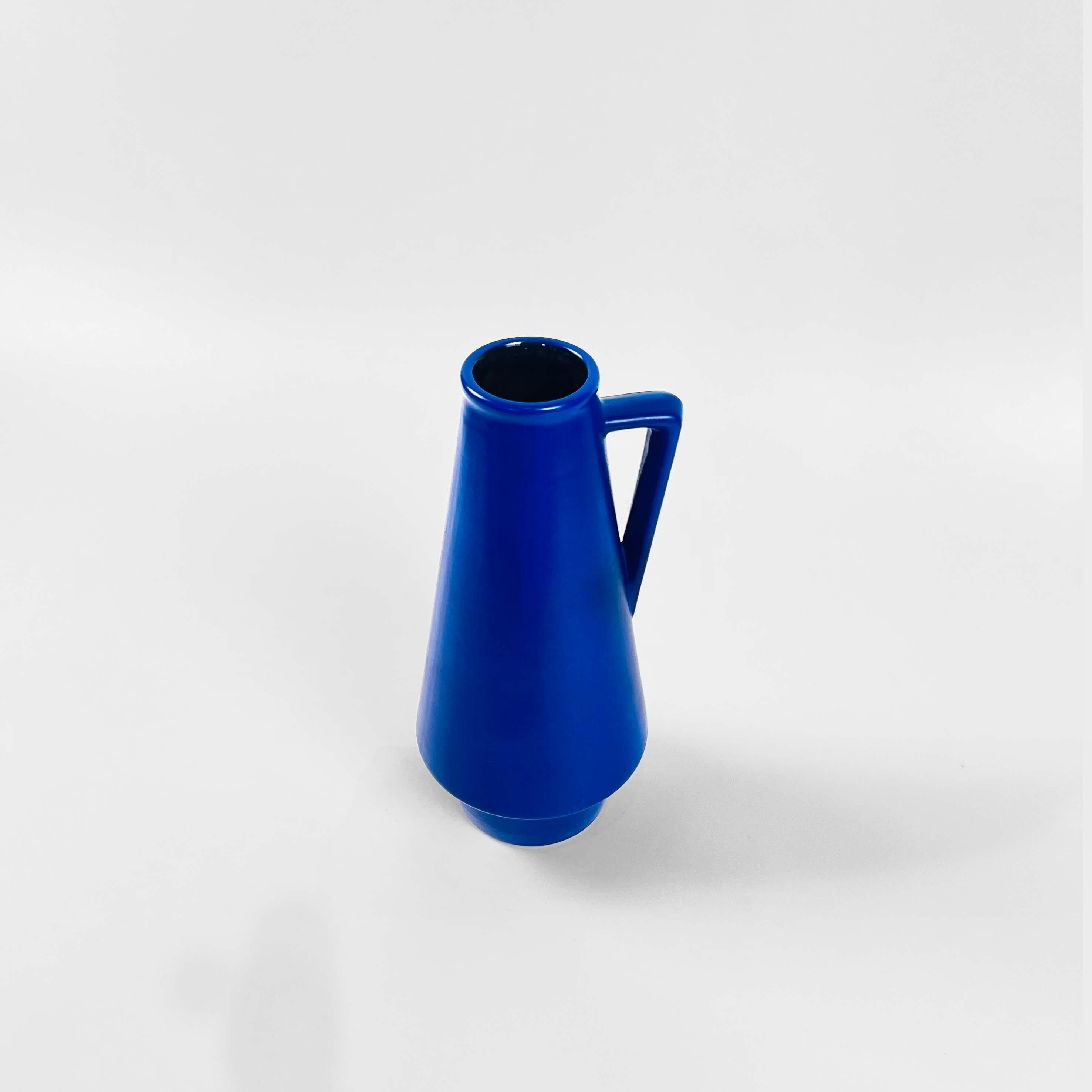 Vase aus Keramik in Klein Blau, Deutschland, 1960er Jahre (Glasiert) im Angebot