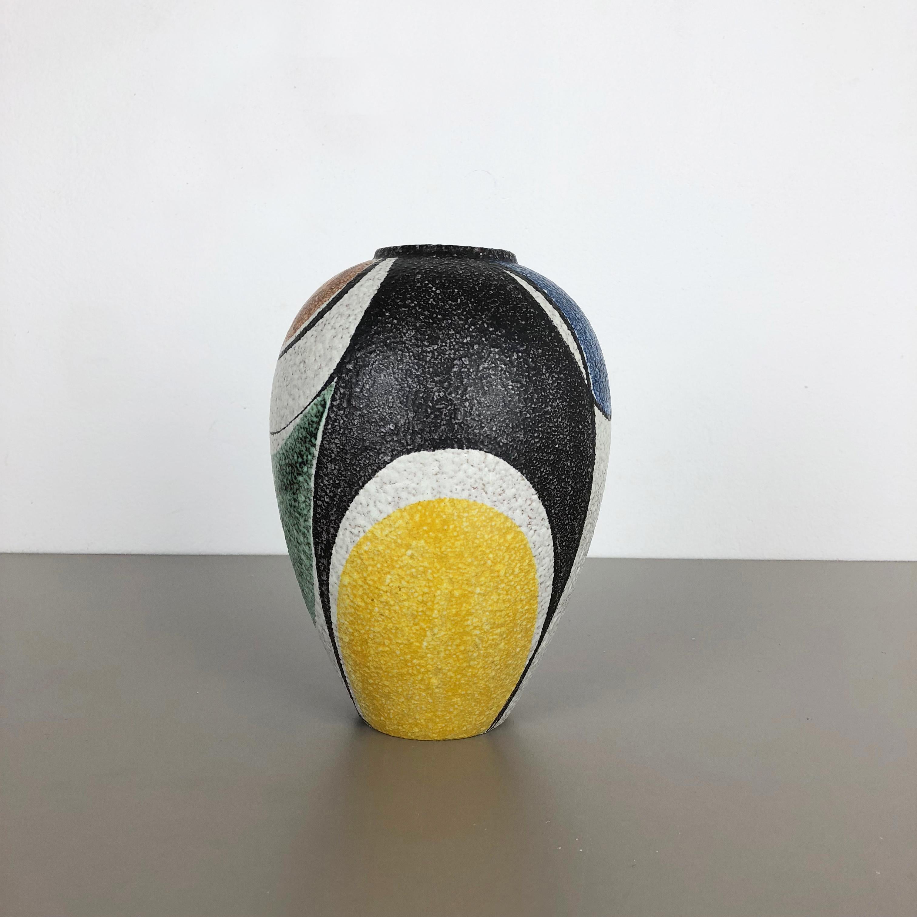 Artikel: 

vase Milano Serie


Design: 

Rudolf Schardt



Produzent: 

Ruscha:: Deutschland



Jahrzehnt: 

1950er Jahre


Beschreibung: 

Diese originelle Vintage-Vase wurde in den 1950er Jahren in Deutschland hergestellt. Sie ist aus Keramik in