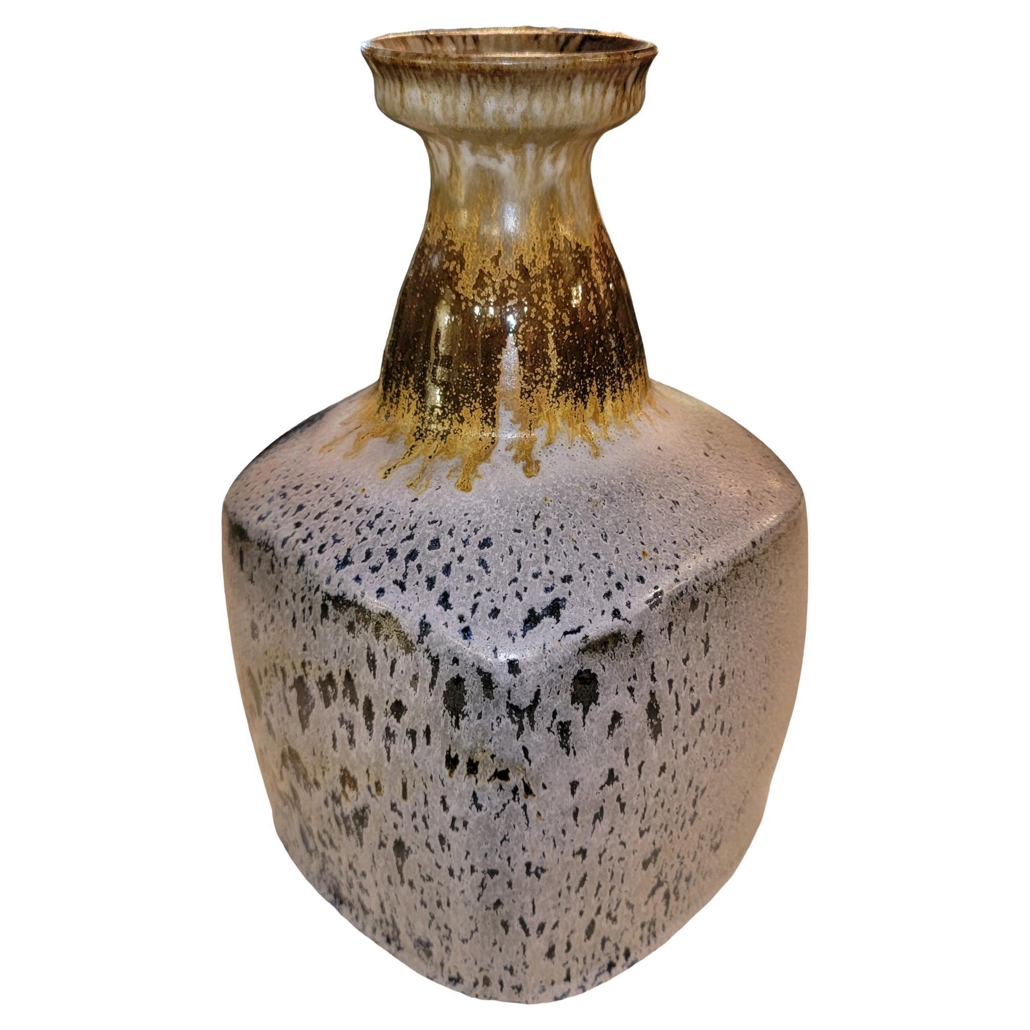 Vase en poterie avec peinture goutte à goutte