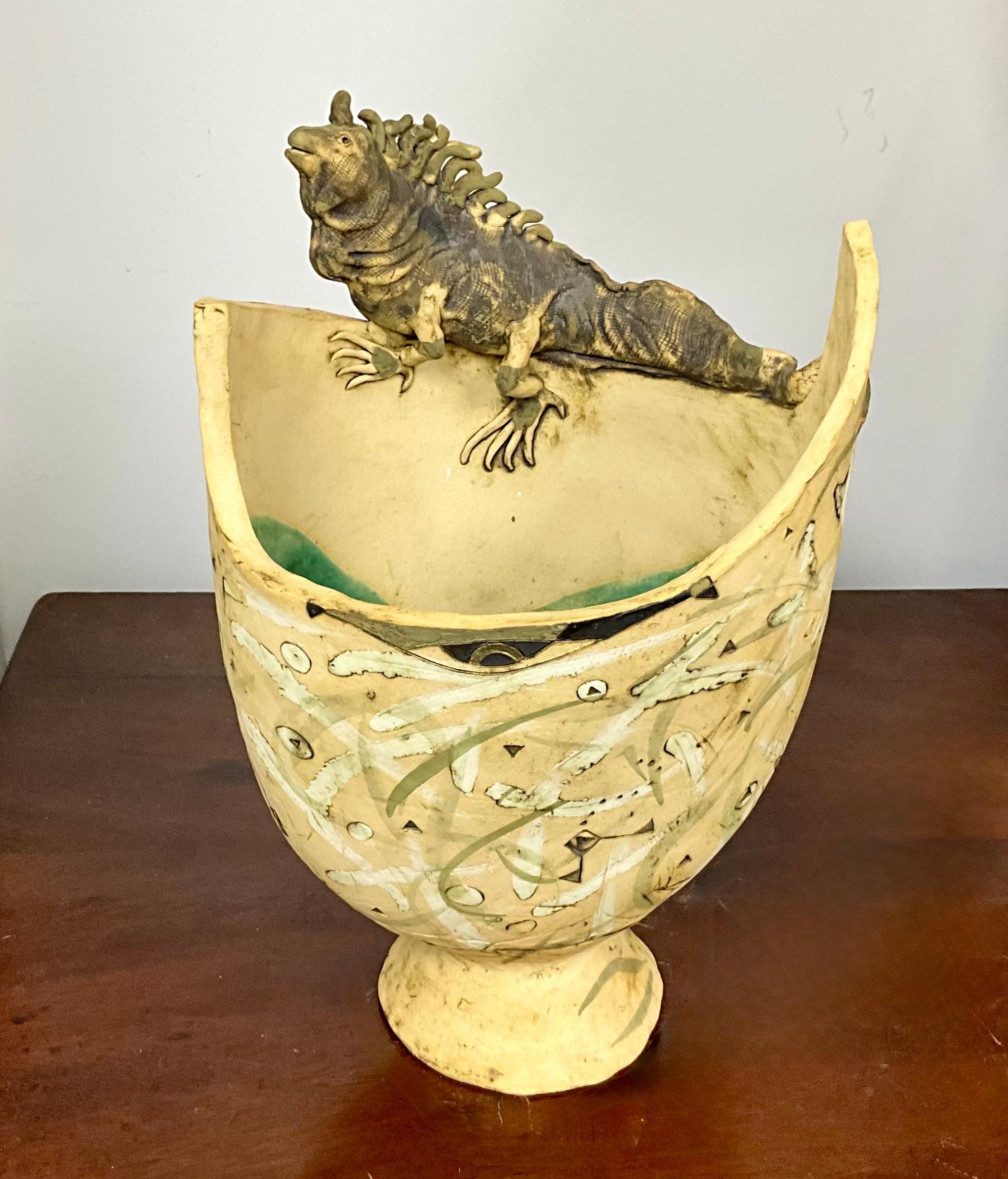 Pottery Vase with Iguana Sculpture Signed In Good Condition For Sale In West Palm Beach, US