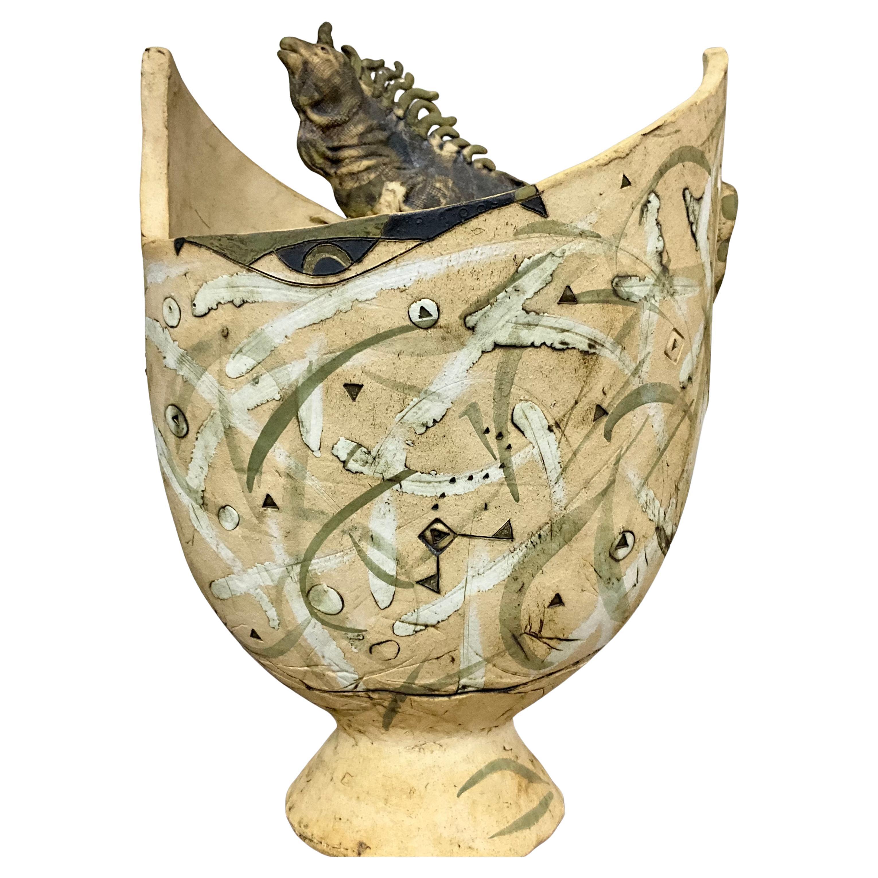 Vase en poterie avec sculpture d'Iguana signé