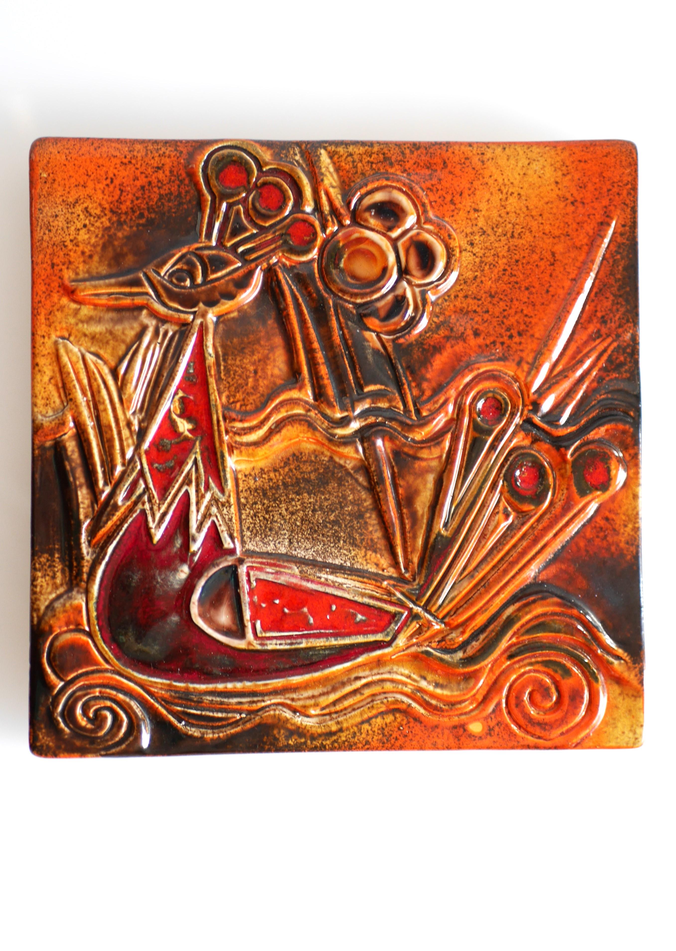 Eine einzigartige und ziemlich große Wandtafel aus Keramik mit einem abstrakten Muster eines Pfaus und erstaunlichen Farben aus Tilgmans, Schweden. Die erstaunliche Glasur hat eine rostorange oder rote Basis mit einigen lebhaften roten, grünen und