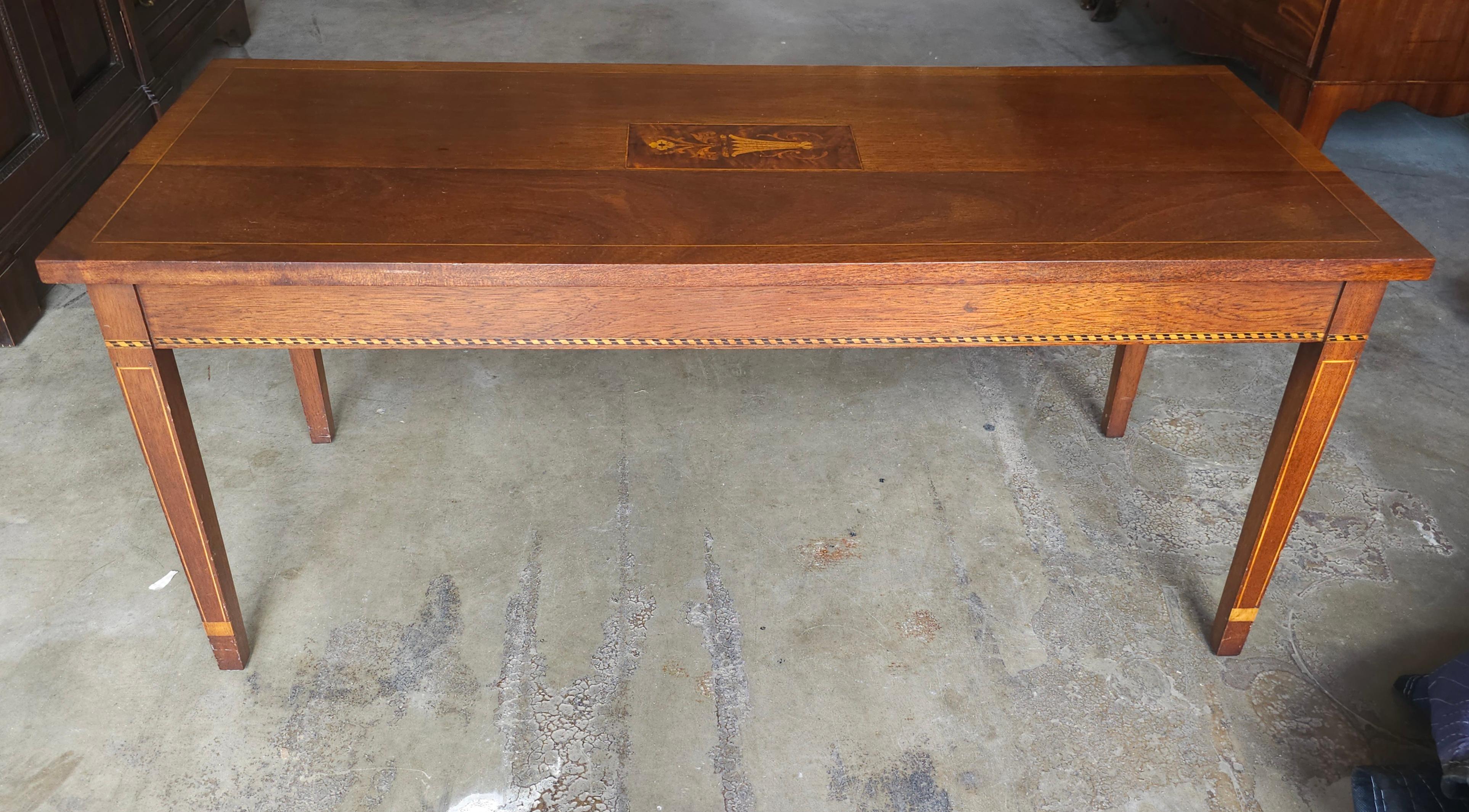 Gebrüder Potthast. Federal  Stil Satinholz und Ebenholz Intarsien Mahagoni Cocktailtisch / Couchtisch in großem Vintage-Zustand. Misst 42