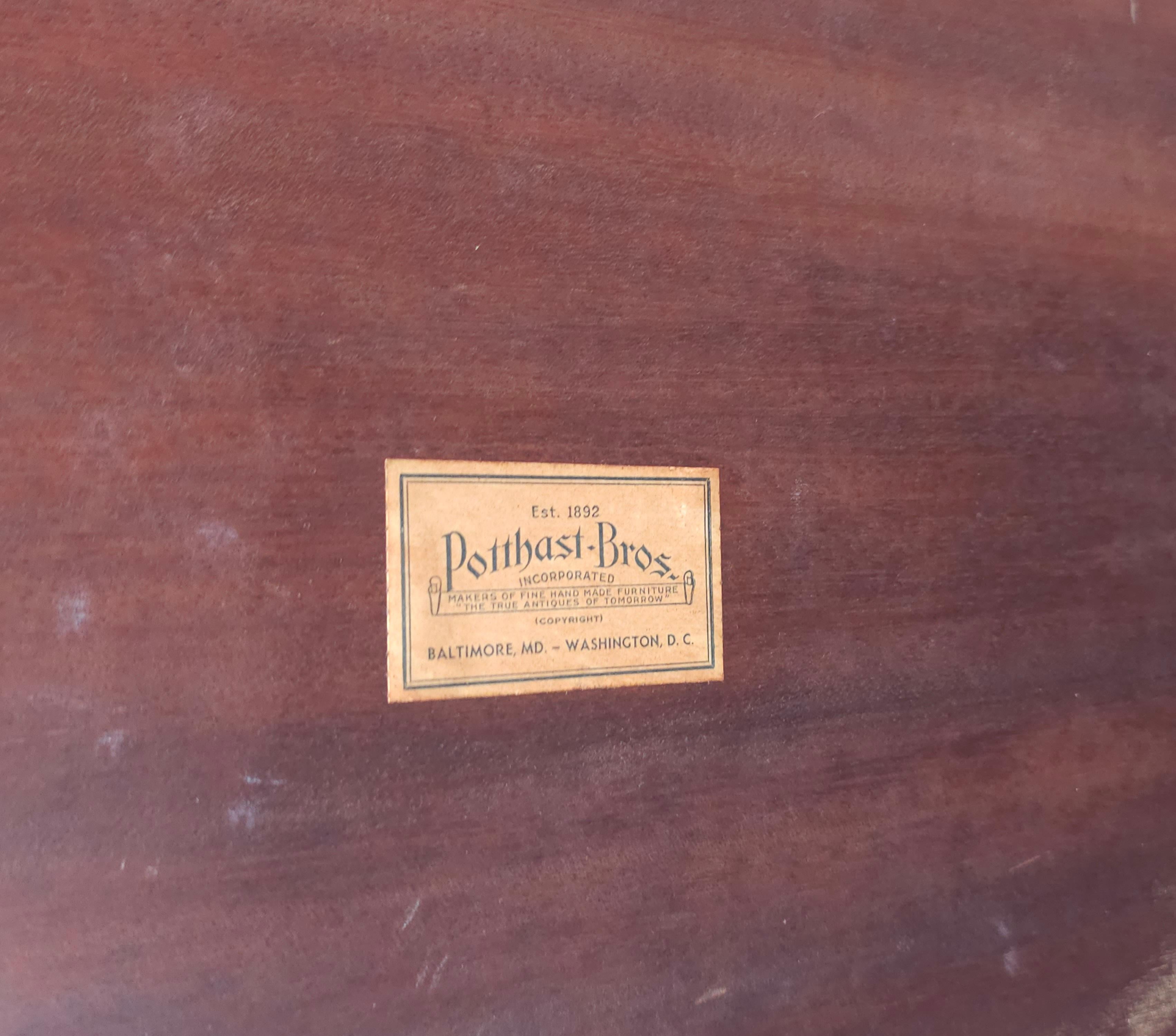Table de cocktail à un tiroir Chippendale en acajou satiné massif des frères Potthast en vente 3