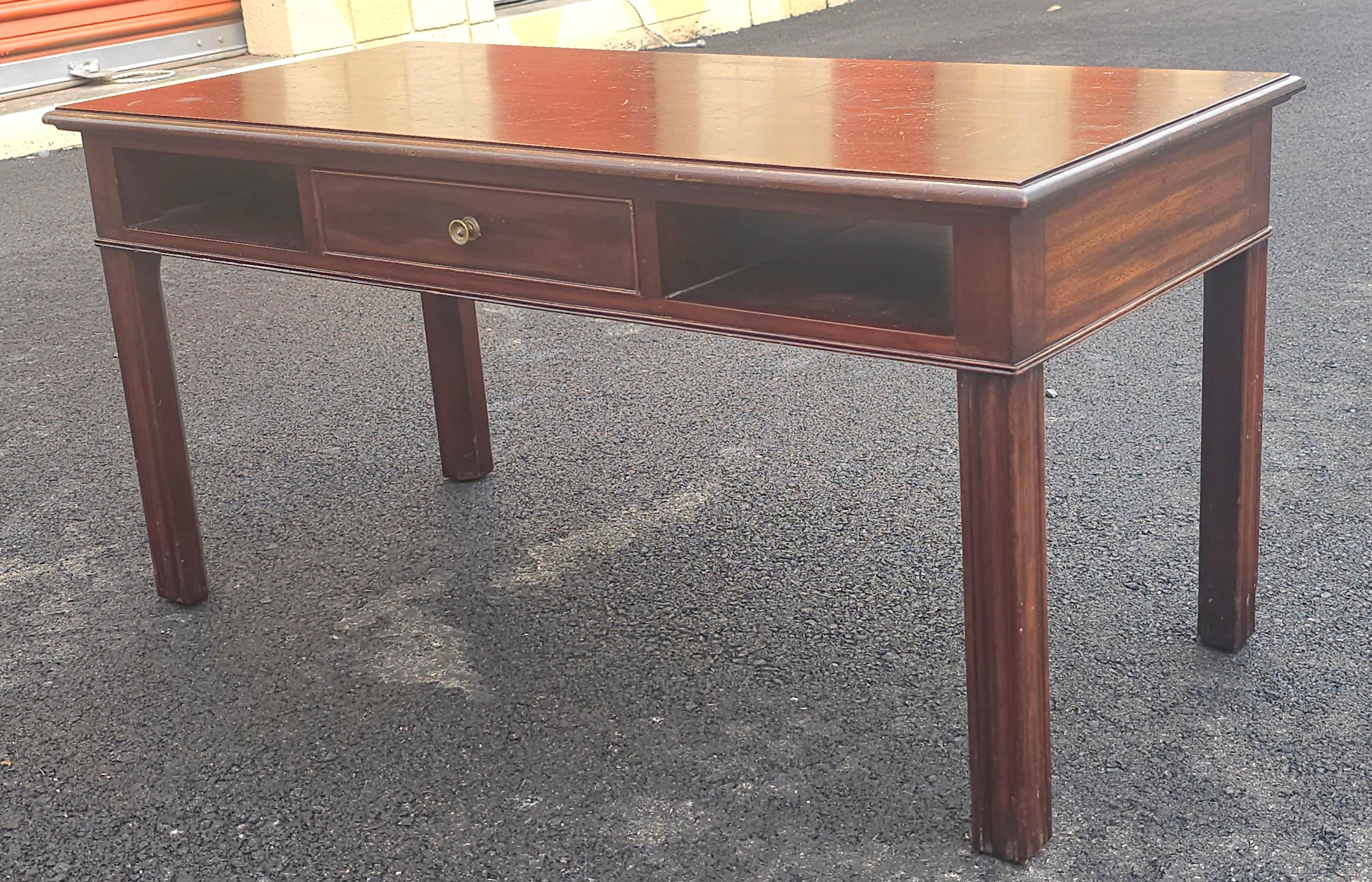 Table à café / cocktail à un tiroir en acajou massif satiné de style Chippendale de Potthast Brosthers furniture. Un seul tiroir d'un côté et un faux tiroir similaire de l'autre côté. Dessus récemment remis à neuf, sans aucune égratignure ni bosse.