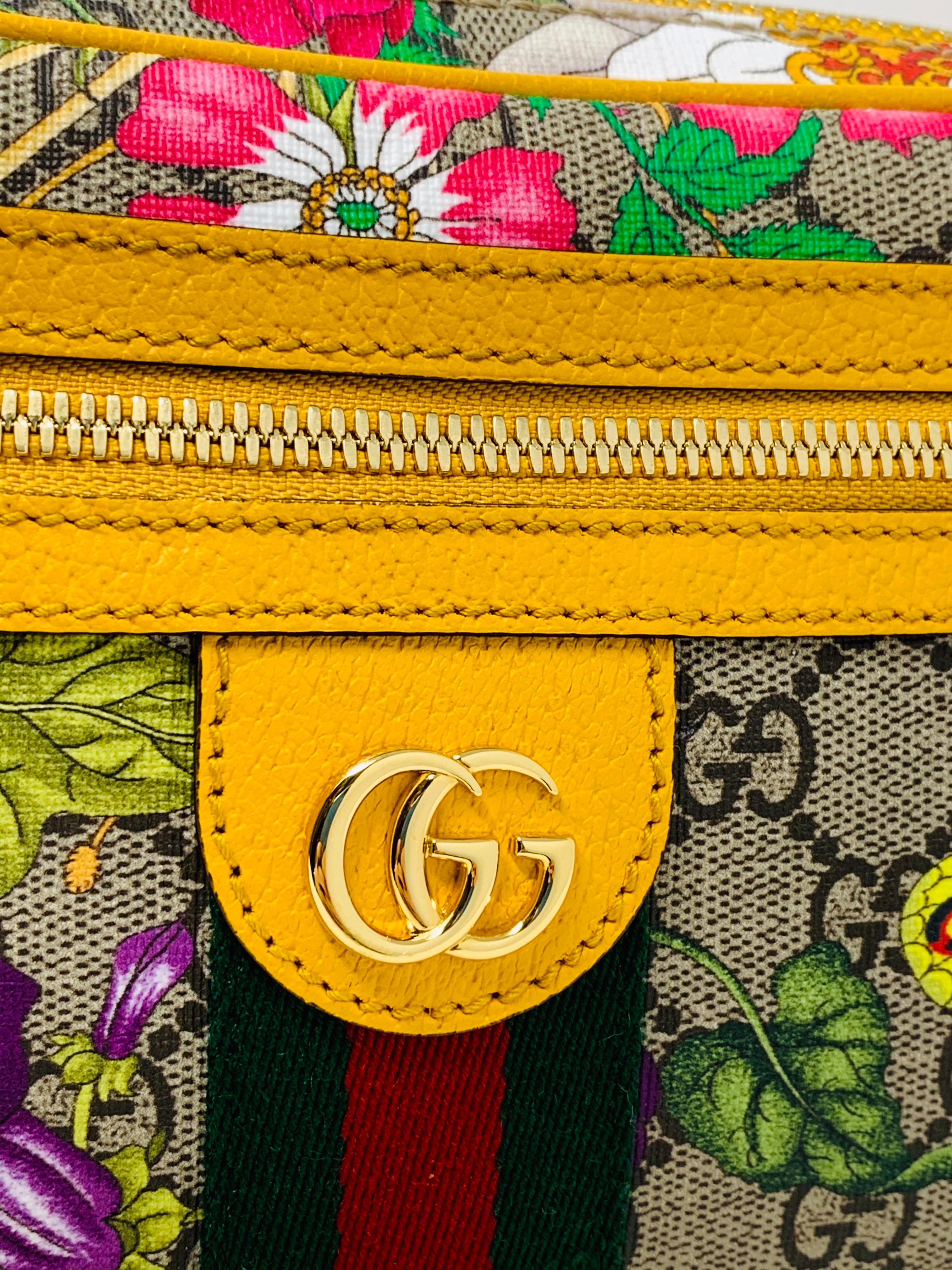 Delicious Gucci belt bag in supreme GG canvas with Gucci flora details, mustard yellow leather inserts, adjustable shoulder strap, never worn, complete with its original dust bag.
  Dimensions 24x14 cm
  Great gift idea
  Interior in cream-colored