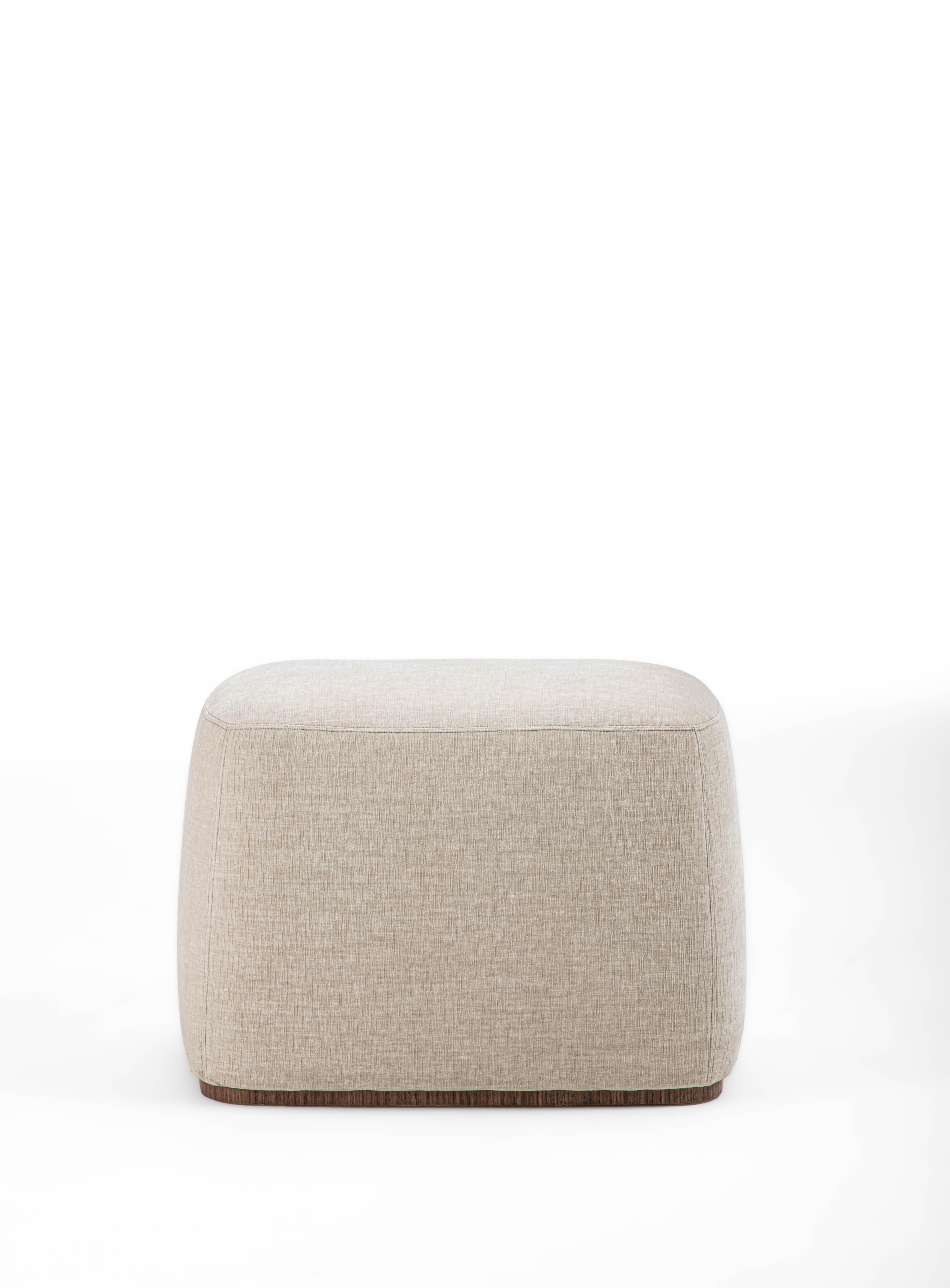 Pouf dalla linea morbida e arrotondata, la base è presentata in pregiato legno di noce Canaletto che gli conferisce robustezza ed eleganza. Base realizzabile in varie finiture di legno. Rivestimento disponibile in diversi tessuti e pelli.
