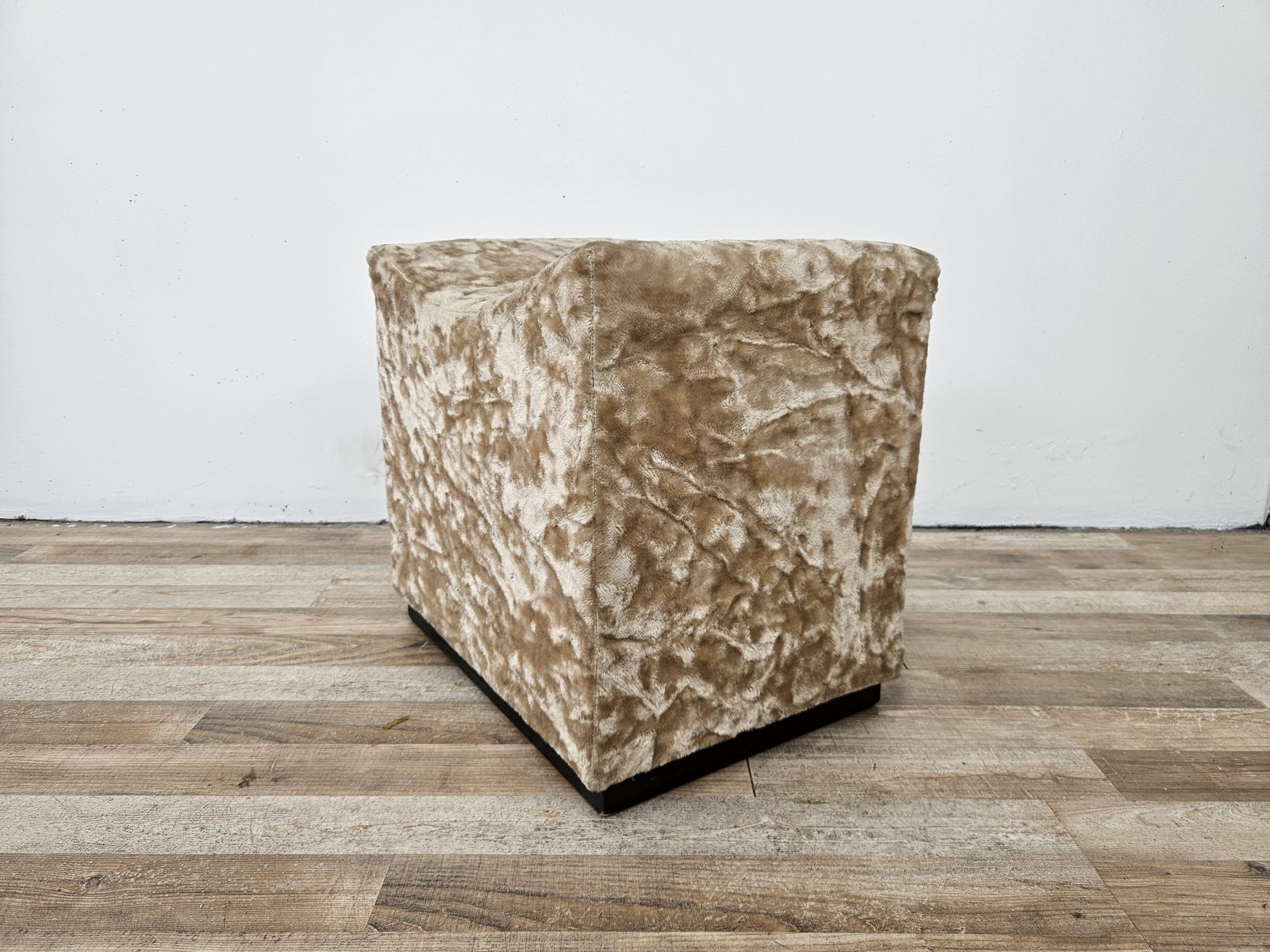 Pouf italien vintage des années 1950 avec cadre recouvert de tissu doux et base en bois.

Il s'harmonise avec tous les types de meubles.