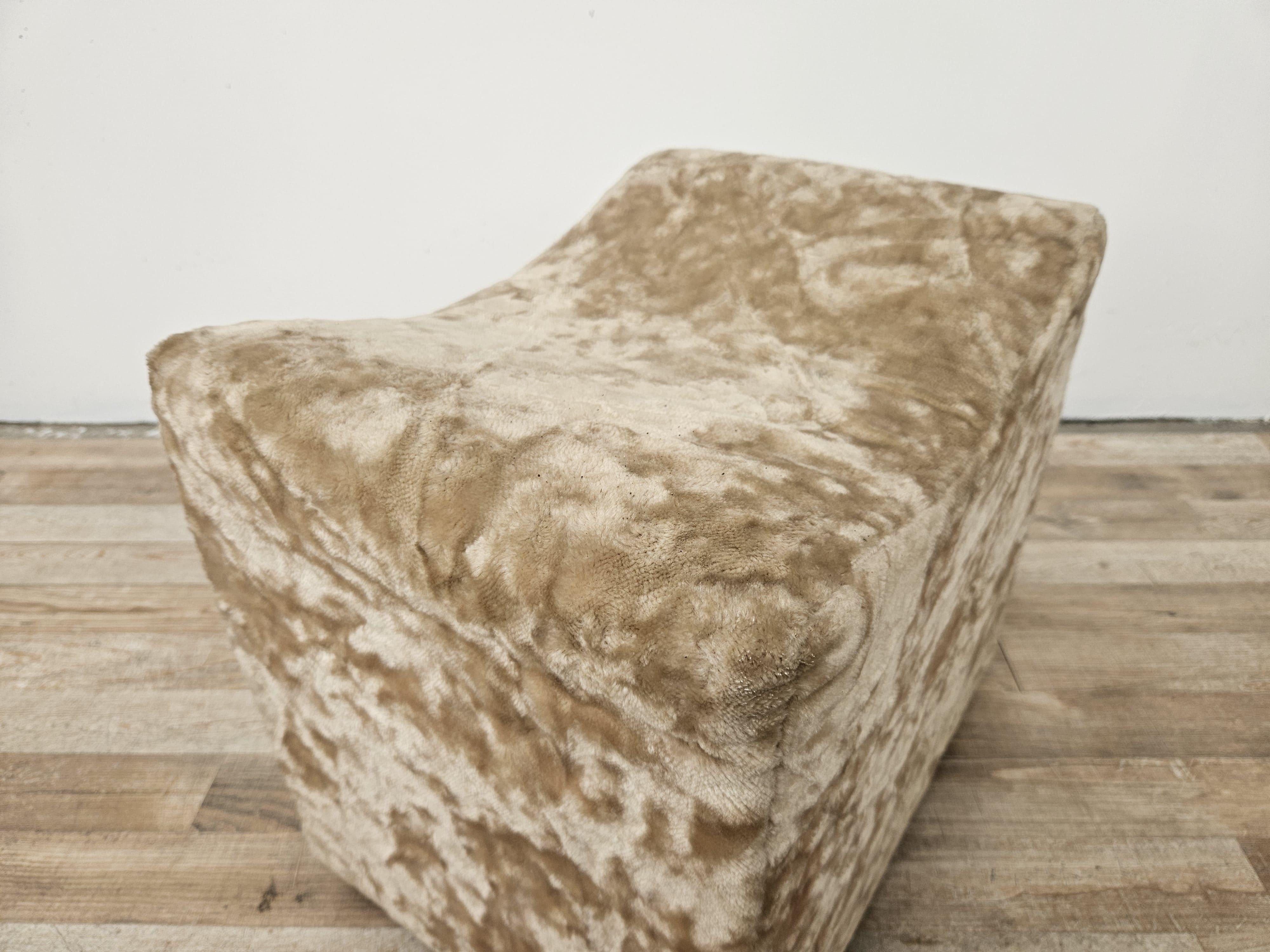 Pouf des années 1950 avec base en bois et housse en tissu doux Bon état - En vente à Premariacco, IT