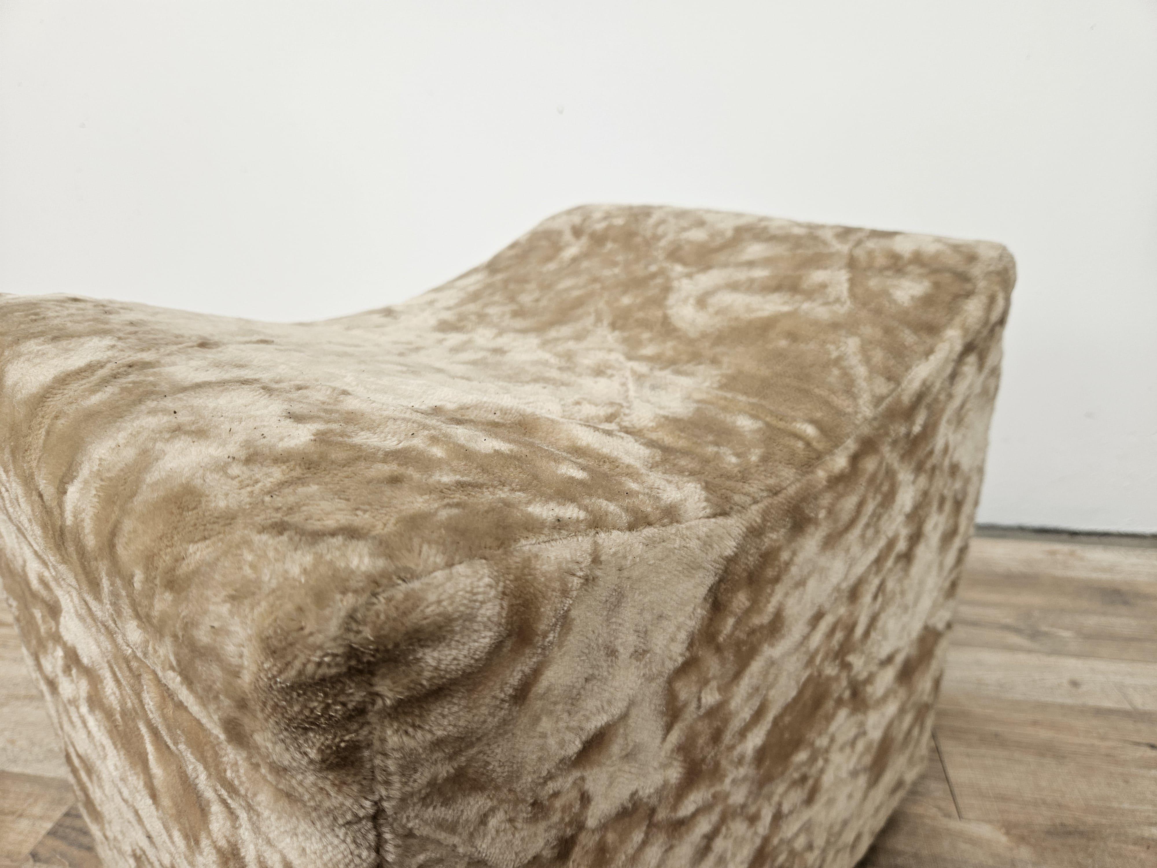 Mid-20th Century Pouf des années 1950 avec base en bois et housse en tissu doux en vente