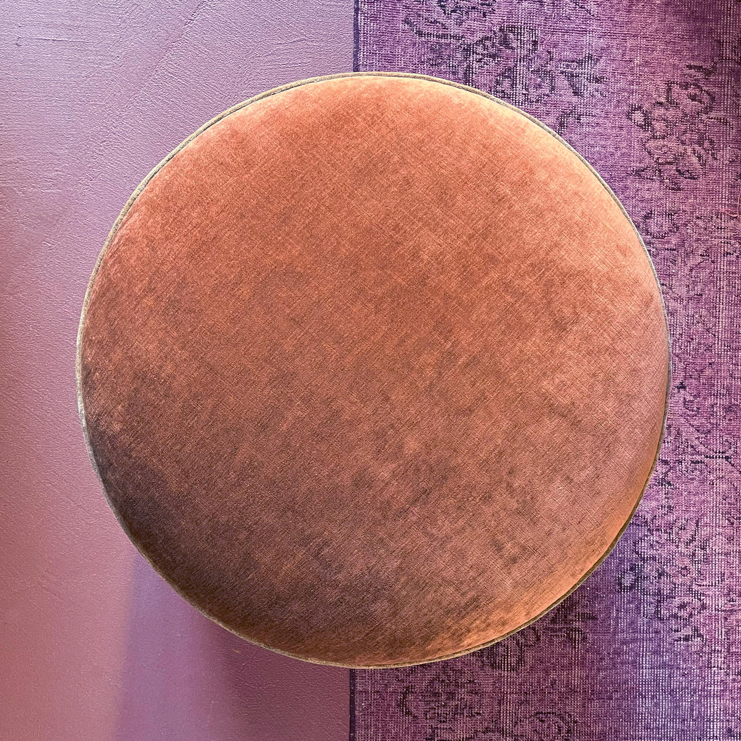 Un pouf come un piccolo gioiello domestico: beige, oro e un accento di grigio si intrecciano in una palette all’insegna dell’eleganza e dell’artigianalità. 
Il design è composto da tre parti assemblate con interno in legno e imbottitura ignifughi,