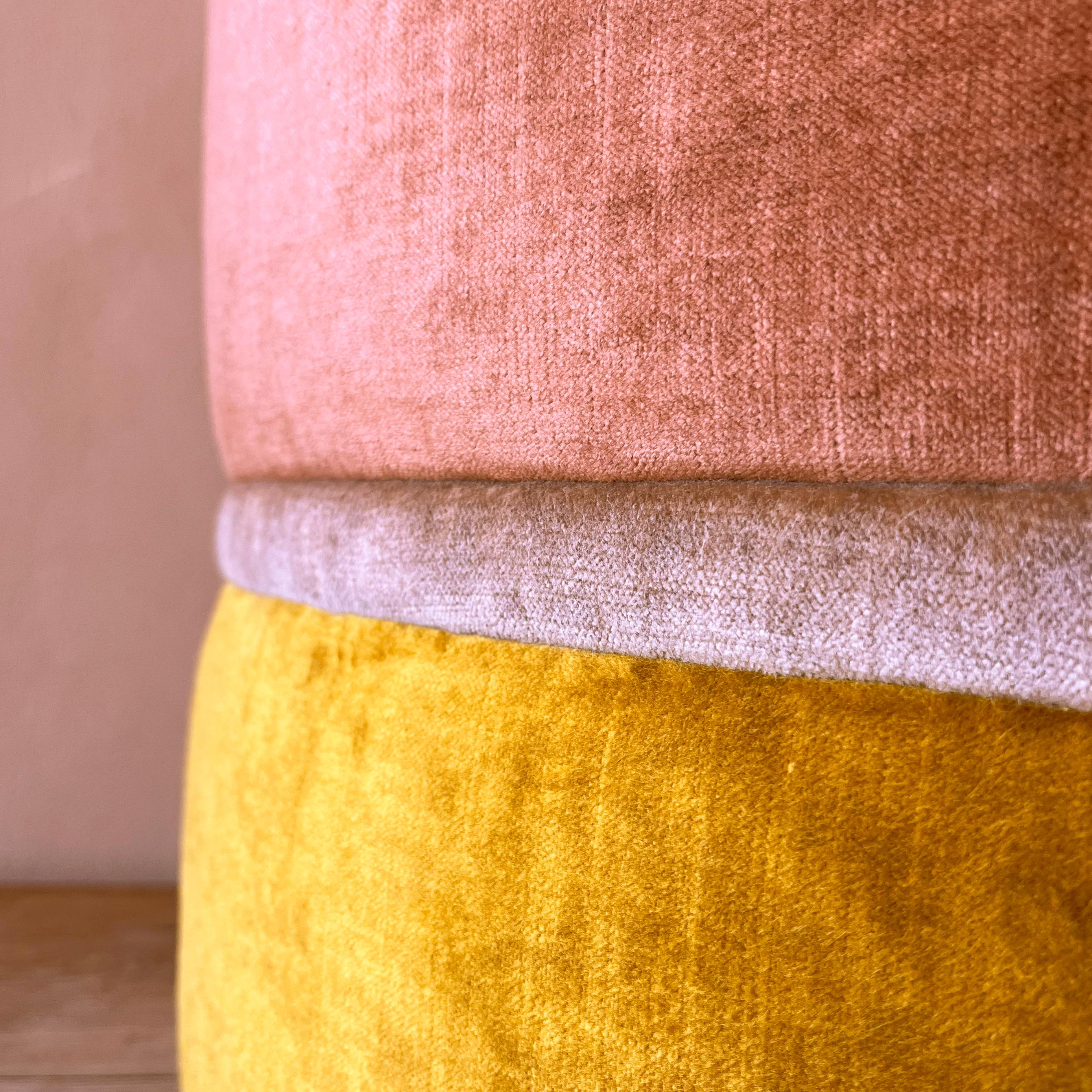 Italian Pouf artigianale in velluto beige e giallo en vente