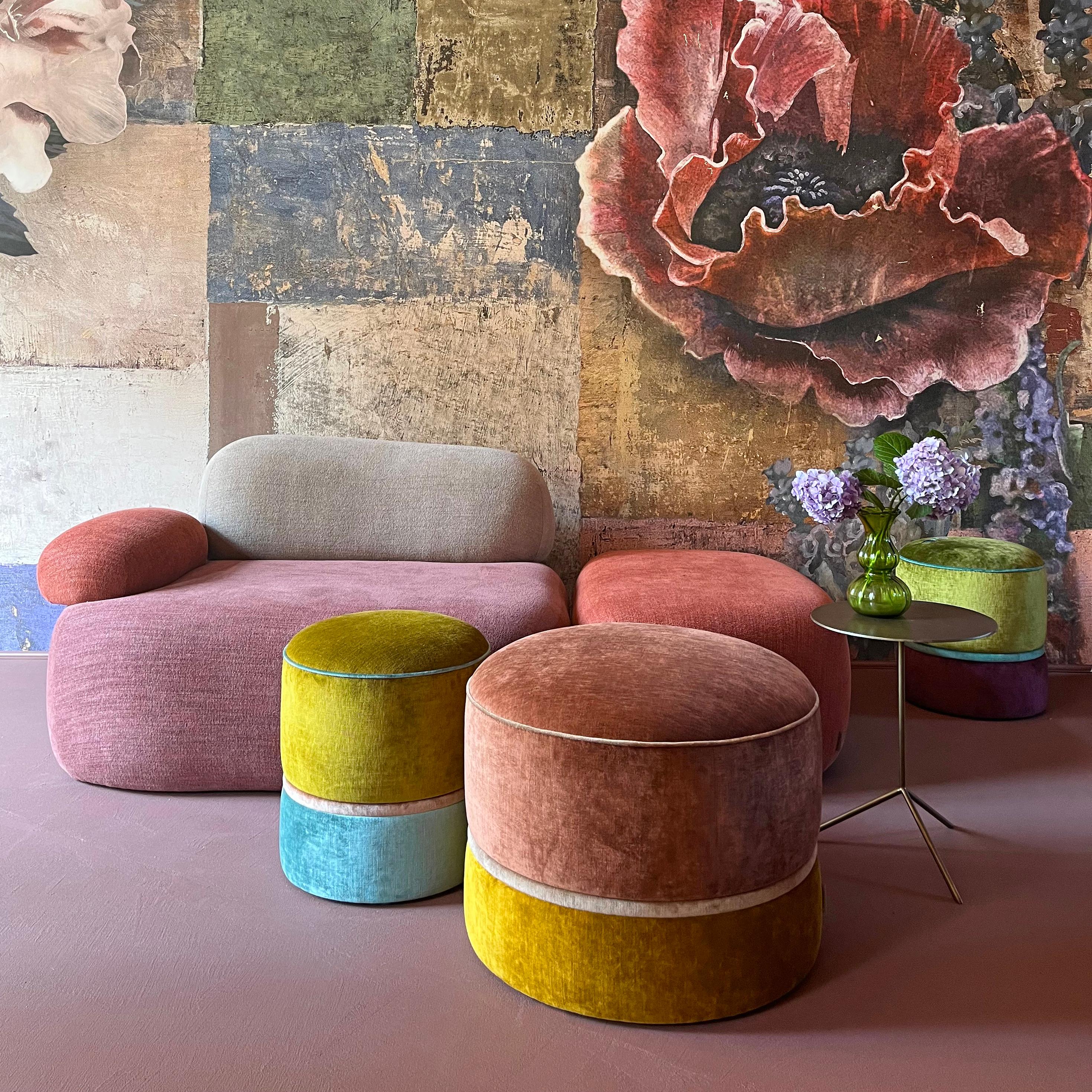 Contemporain Pouf artigianale in velluto beige e giallo en vente