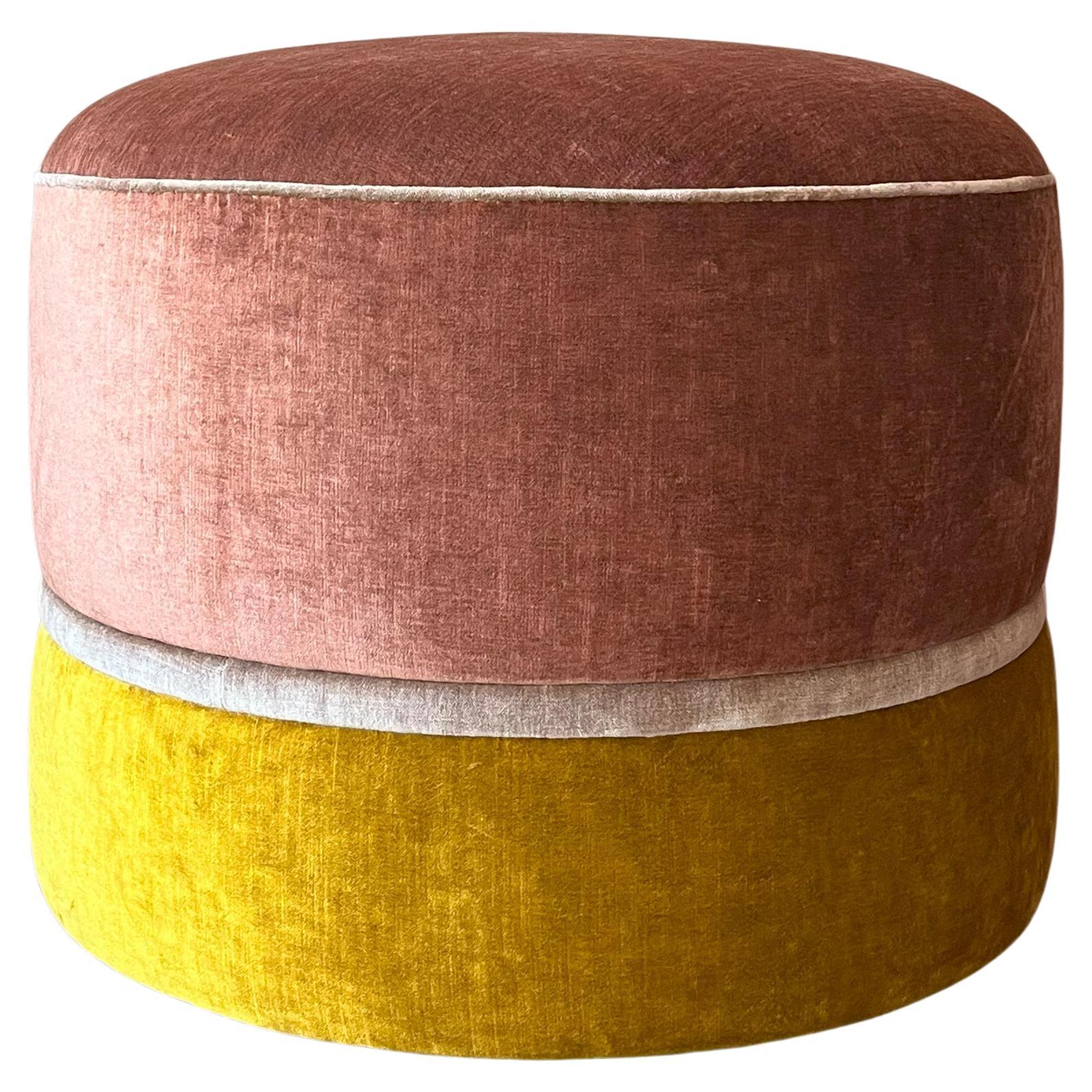 Pouf artigianale in velluto beige e giallo en vente