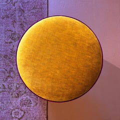 Puf artesanal de oro y terciopelo rosa